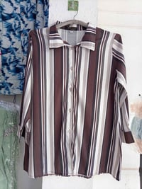 قميص نسائي مقلم • مقاسات L-3XL • ٦ ألوان