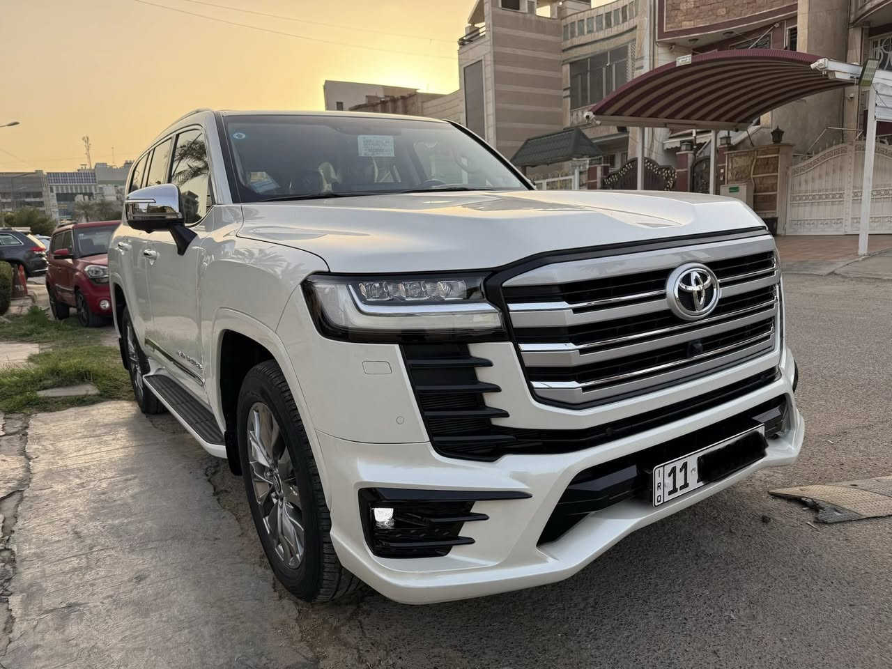 السلام عليكم
لاندكروز    ٢٠٢٤   VX  بلس 
 (((   ماشيه   ٤   الاف  فقط    )))
محرك                  ٣٥٠٠        تون توربو    

ضمان شركة ساز  صيانة مجانيه تغيير زيت وفلتر مجاني  لغاية  ٢٠٢٨

السياره  رقم  ((بغداد   مميز))     السنويه  بسمي

مكفوله من كلشي لا صبغ ولا بارد ولارصعات ولا دبل كود حتى الجام مكفول من الكسر والفطر
مواصفات 
---------
-محرك  ٣٥٠٠   تون توربو
-سلايد روف
-جميع الكشنات كهرباء وتدفئه تبريد حتى الصف الاخير
-كرسي السائق خزن ثلاث وضعيات للذاكره
-تشغيل عن بعد + دخول ذكي 
هاندربيك بصمه + اوتو هولد 
-كشنات جلد
- لايت   ٣   عدسات  ولد نهاري امامي وخلفي 
-٥  كامرات  ( ٣٦٠  درجه)
-رادار  جانبي
-رادار خلفي
-حساسات امامي خلفي
-فور ويل  وانظمة تركشن ودفلوك ونظام زحف
-فول تحكمات ستيرن
-نظام صوت سماعات   JBL
-شاشات خلفيه
-زراك لايت
-بصمه عدد ٢
-الهوك الخلفي بعده بالباكيت ما مشدد

وبقية المواصفات المعروفه في فئة  VX
وكل عدته وكتلوكاته وارضياته  وسماعاته  بالباكيت ما مفتوحه ولا مستخدمه

المكان  بغداد / المنصور   
للاستفسار       ***********
السعر   ((  ٨٢٠   ورقه ))

ملاحظه  
---------  
اخوان نفس مواصفات سيارتي بالضبط 
سعر الزيرو  ٢٠٢٥  بشركة ساز    ١٤٠   مليون   دينار
تطلع بالدولار    ٩٣٥   ورقه    تقريبا 
اني سيارتي حاله حال الزيرو ومكفوله من كلشي 
وعارض بسعر مناسب لان اريد ابيع ولشراي خلي يتأكد من الشركة قبل ما ايخابرني
