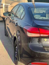 للبيع كيا فوارتي موديل ١٧ حادثها جاملغ أمامي يمنه بيها قطعتين صبغ محرك...