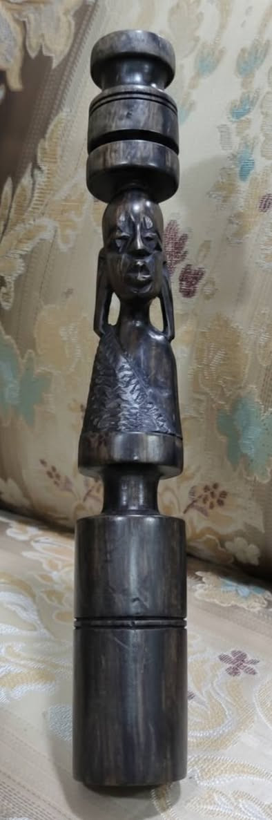 🪵 لعشاق التميز والقطع النادرة.. تحفة فنية من خشب الأبنوس الداكن! 🪵
​لكل من يبحث عن لمسة "فخامة" غير تقليدية في منزله أو مكتبه، نعرض لكم هذه المنحوتة الأفريقية اليدوية التي تجسد عراقة الفن اليدوي ودقة النحت.
​✨ مواصفات القطعة:
​المادة: خشب أبنوس (Ebony) أصلي يتميز بالثقل والمتانة واللون الطبيعي الساحر.
​التصميم: عمل فني يدمج بين الملامح الإنسانية التراثية والأشكال الهندسية المتدرجة.
​الحالة: نظيفة جداً (أنتيك)، تعكس عروق الخشب الطبيعية بلمعان هادئ.
​الاستخدام: قطعة ديكور مركزية للمكاتب، رفوف الكتب، أو زوايا الاستقبال الفاخرة.
​💰 السعر المطلوب: [   20 الف  ] دينار عراقي.


**إذا كنت صاحب هذا الإعلان وتريد حذفه لأي سبب، رجاءا أرسل رسالة إلى الدعم الفني**