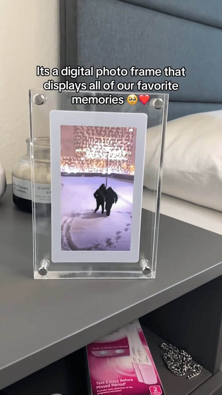 إطار ذكريات رقمي بشاشة عرض

الاستخدامات:

عرض الصور ومقاطع الفيديو بشكل أنيق في البيت أو المكتب.

هدية مثالية للأصدقاء والعائلة في المناسبات (أعياد ميلاد، زفاف، تخرج).

ديكور عصري للطاولة أو الرف مع إمكانية تشغيل الذكريات بشكل متواصل.

مناسب للاستخدام في الشركات أو المحلات لعرض محتوى ترويجي.

المميزات:

شاشة IPS عالية الدقة (5 إنش بدقة 854×480 أو 7 إنش بدقة 1024×600).

سطوع قوي (300 – 450 nits) يضمن وضوح الصورة حتى في الإضاءة العالية.

سماعات ستيريو عالية الجودة مدمجة (8Ω2W × 2).

يدعم جميع صيغ الفيديو (MP4MOVAVI) والصور (JPEGPNGBMP).

سعة تخزين 4GB داخلية مع إمكانية اختيار ذاكرة أكبر.

بطارية ليثيوم قابلة للشحن (1200mAh أو 1500mAh) مع تشغيل مستقل أو عبر الكهرباء.

منفذ USB-C لنقل البيانات والشحن السريع.

تصميم أكريلك شفاف أنيق يعرض الصور والفيديو بوضوح كامل بدون حدود سوداء.

تشغيل تلقائي للصور والفيديو حسب الترتيب المرقّم (01، 02، 03...).

محتويات الصندوق:

إطار ذكريات رقمي (5 أو 7 إنش حسب الموديل).

كابل USB-C.

محول شحن (5V2A).

قطعة قماش للتنظيف.

قاعدة خلفية للتثبيت.

كتيّب التعليمات.

ملاحظات:

زمن الشحن الكامل: حوالي ساعة واحدة.

معدل الفيديو: أقل من 30 إطار بالثانية.

معدل نقل البيانات: أقل من 8000Kbps.

دقة التشغيل القصوى:

- الوضع الأفقي: 1920×1080 (يُعرض بدقة الشاشة الفعلية).
- الوضع العمودي: 480×854 (5 إنش)  600×1024 (7 إنش).

يجب تسمية الملفات بالأرقام لتحديد ترتيب التشغيل (01، 02، 03...).

للحجز والاستفسار مراسلة الصفحه 🫥


**إذا كنت صاحب هذا الإعلان وتريد حذفه لأي سبب، رجاءا أرسل رسالة إلى الدعم الفني**