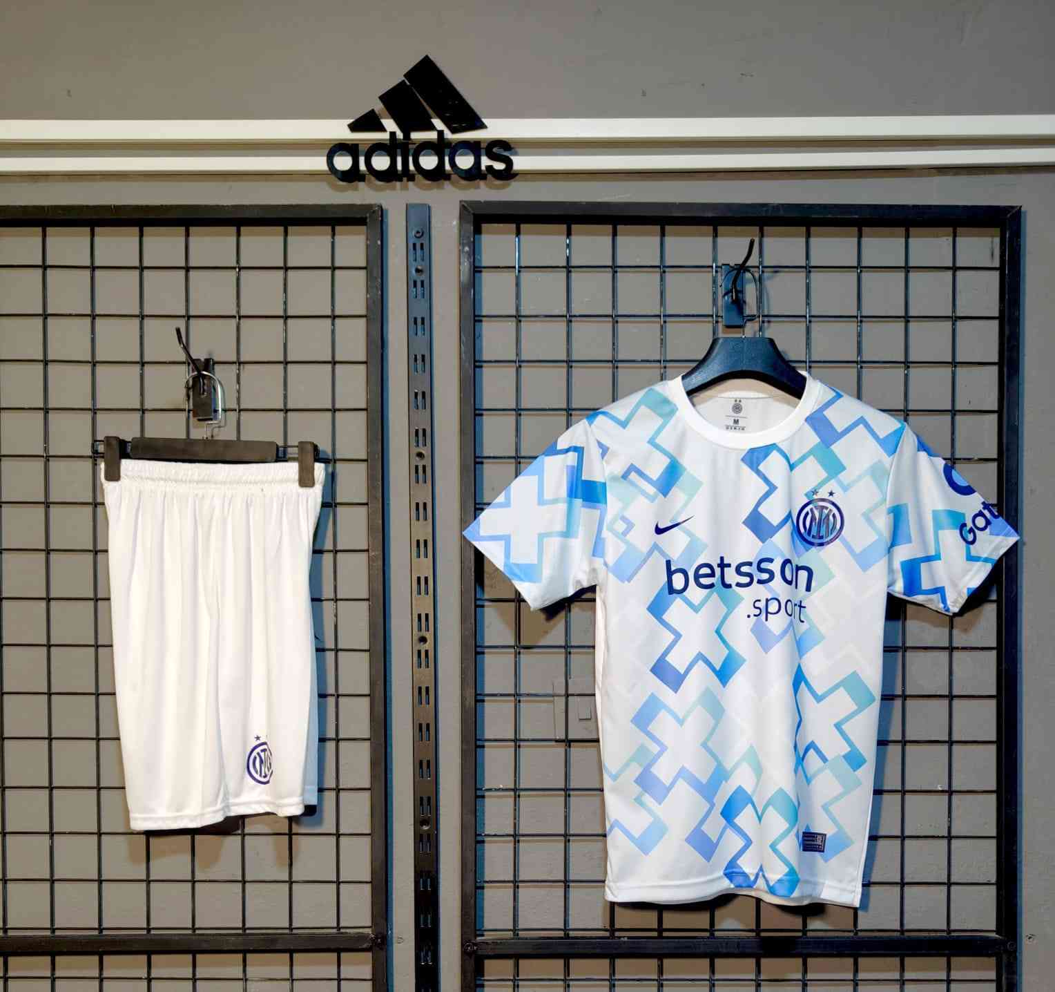 السلام عليكم متوفر شلعة دريسات عددهم 20 قطعة تركي قياس مشكل فقط دريس مشكل اندية سعرهن 120 الف الي يريدهن يراسلني خاص   او واتساب ***********
