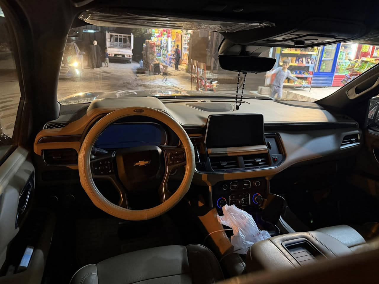 السلام عليكم ..
تاهو بريمير 2023 خليجي وكاله المنصور 
كلين بيها ملاحظه وحده كارت باب النفر 5 اصابع فقط
السيارة جدا نظيف 
بريمير يعني فول مواصفات ماشيه 81
سعرها 560 وبيها مجال بسيط 
***********
