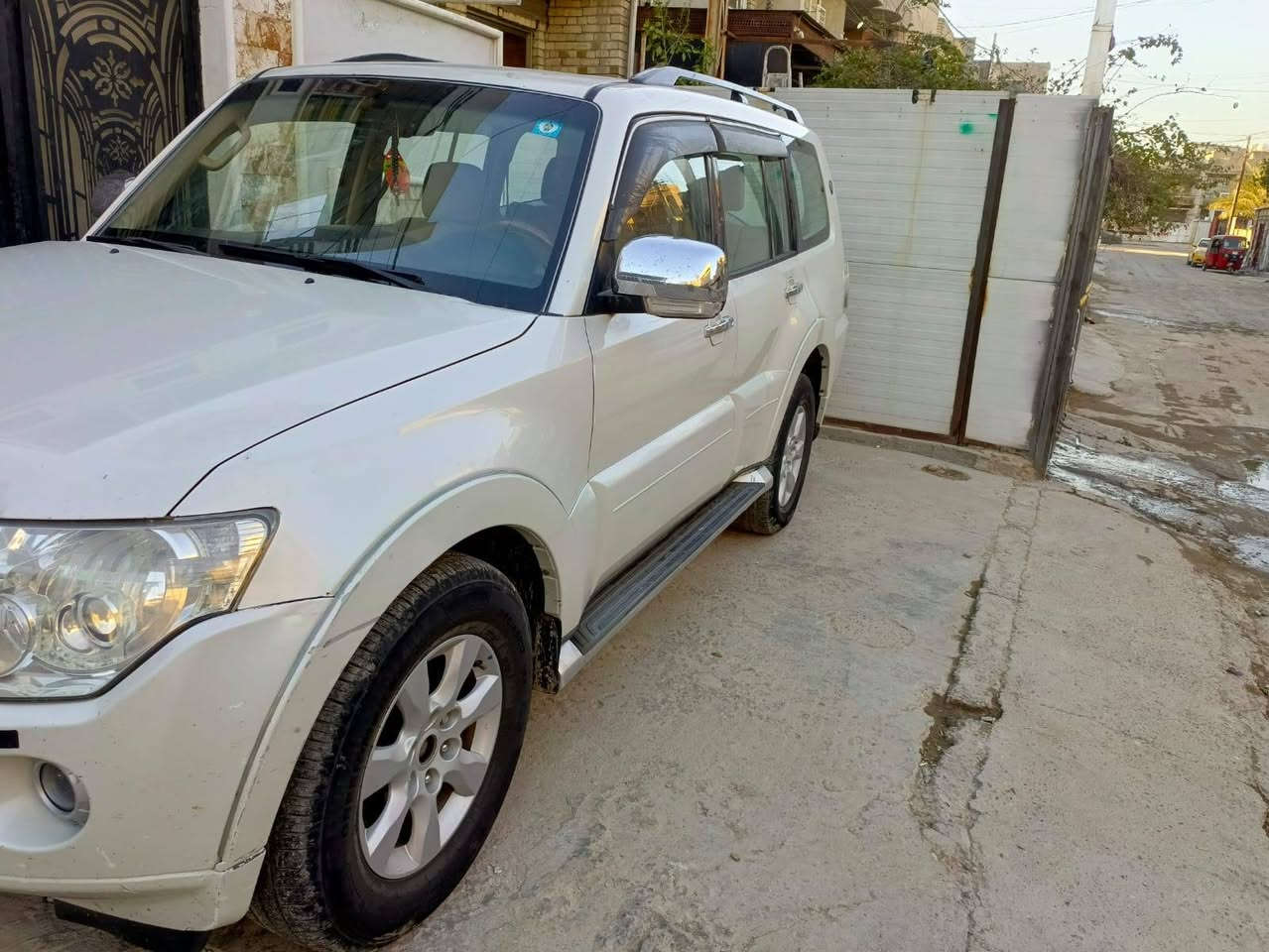 السلام عليكم
باجيرو موديل عشره دون حادث دون صبغ دون تبديل 
فقط بارد اقل من شبر بخشم الجاملغ 
الساره كويتي صدر جديد بعد هوايه مواصفات حلوه 
السياره باسمي مداور ثاني نهار
مطلوب ١٤٠ وبيها مجال حك الجيه عنوان السياره البياع 
*********** #وتساب
