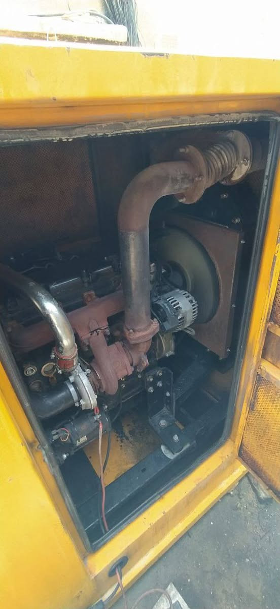 مولدة بيركنز كاتم للبيع ... 
🟢 4 سلندر . 

🟣 راس التوليد لوري ساموري ستامفور 80 KVA .  

🟡 كاتم 80 % . 

🔴 السعر 55 $ وبيه مجال . 

ملاحظة / المكينة بيه تبخير و بحاجة الى تبديل رنكات . 

للاستفسار ... *********** .

🌍 موقع المولدة / بابل - حلة - حي البكرلي - تقاطع دانة - اسواق الرسول .
