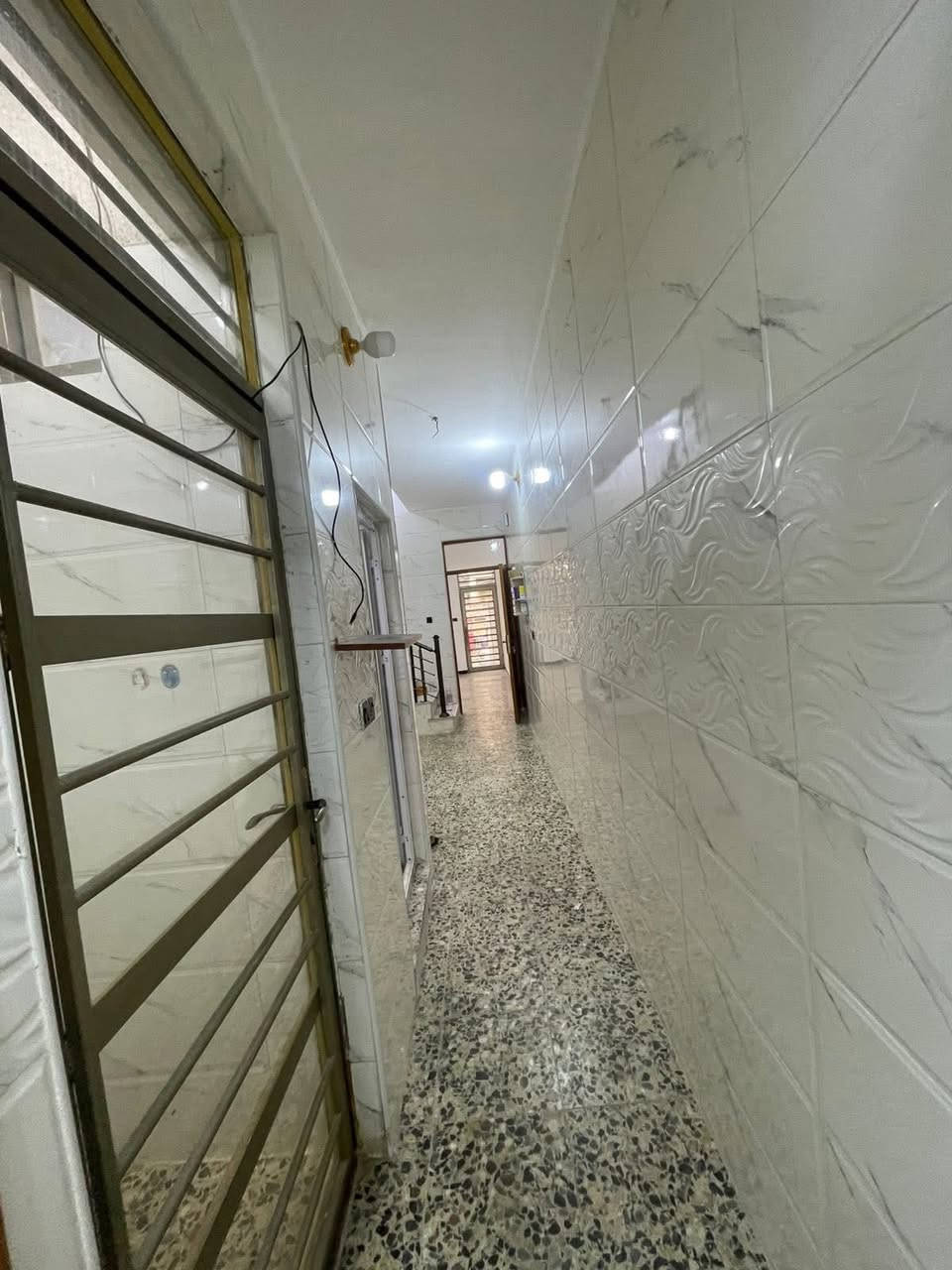 مشتمل للبيع 57م
واجهة 3 ، نزال 19
طابق اول يحتوي ع استقبال وصاله ومطبخ 
وخدمات وغرفة نوم
وطابق ثاني غرفتين نوم وخدمات

📍موقع البيت : العقاري قرب مدرسة التربية

للأستفسار مكتب ارض الخيرات
*********** حسن العقابي
@الجميع
