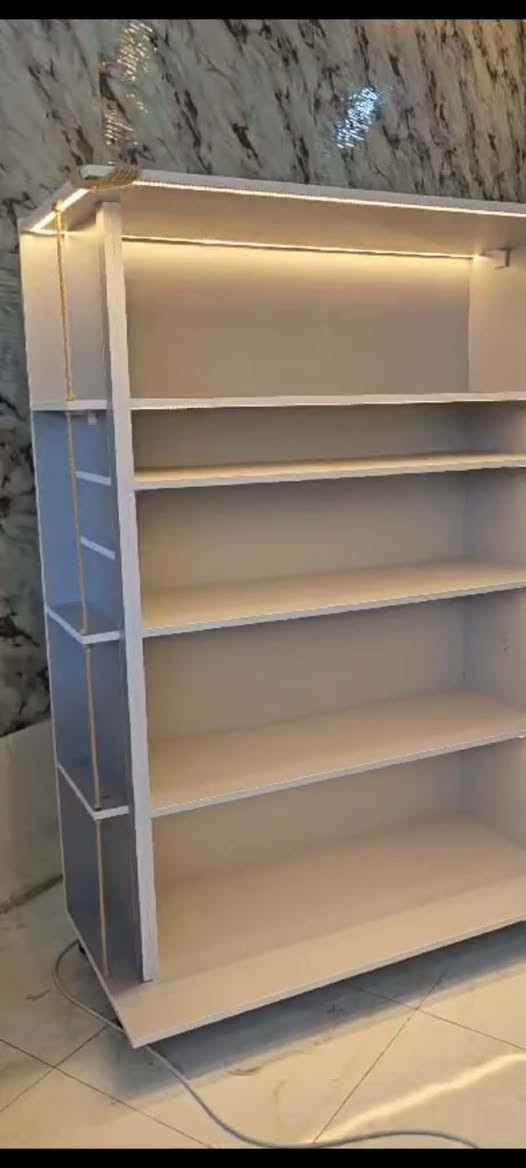 فاترينه شغل درجه اولى واحد عل واحد نجاره ارتفاع مترين او اقل عمق ٤٥ عرض متر ونص تقريب السعر ٣٠٠ بيها مجال مكان سماوه ***********
