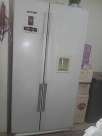 ثلاجه حجم كبير نظيفه 200 محتاجه شوي غاز بسمايه  مندوبه لبيع الأثاث الم...