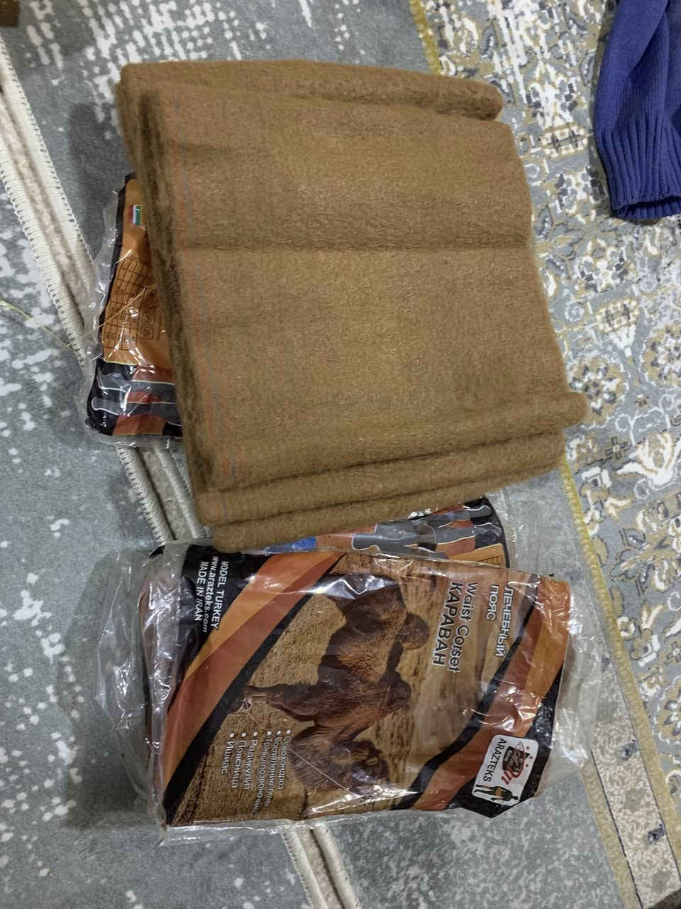 هیلەک سوف خوری پیاوان چوار ڕەنگە٢١ دانەیە
فانیلەی سوفی  منالان ٢٥ دانەیە 
بیجامەی پیاوان٦ دانەیە
جۆراب زستانە ٥ دەرزەن

حەوت قایش پشت 
١٢٧ کڵاو زستانە 
***********
هەرکەسیش گشتی بوات لە جوملە هەرزانتر ئەیدات
