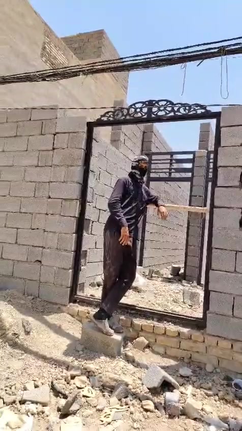 السلام عليكم يتوفر لدينا بيوت كافة المساحات العنوان بغداد مدينة الصدر الحميديه شارع سيد عوده الاتصال ***********

