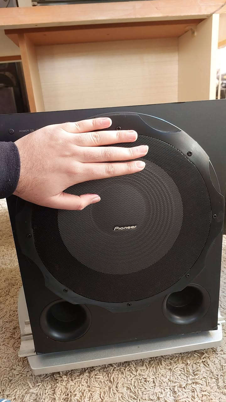 السلام عليكم.. عرض #2026011
سبووفر PIONEER RS-3SW ACTIVE.
دمام فئة أكتف (تضخيم داخلي) حجم كبير و تضخيم قوي جدا
القدرة 330W , الحجم 12inch .
الوزن 15.2 كيلوغرام  و يحتوي على فتحتين هواء
صور للمداخل و المواصفات مرفقة بالمنشور.
السعر 285 الف دينار و بي مجال بسيط للطيبين أكيد 💖 ..
مكاني سليمانية... يوجد توصيل كافة المحافظات.
Mustafa Electronics 
Audio , Video & Electronics
Whatsapp: ***********
