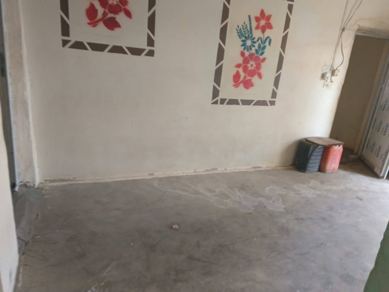 دار للبيع  مساحة 250 متر مع قطعة للبيع مساحة 300 متر العنوان الهارونية غرية صخر مع قرفتين نوم وصالة ومصبخ وستقبال للتواصل على هاذ رقم ***********
