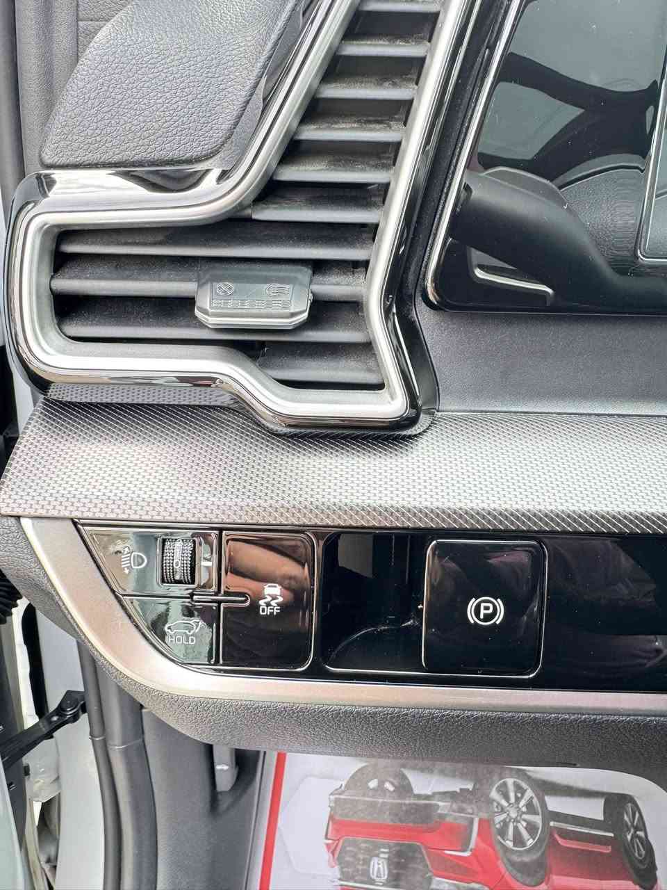 السلام عليكم….للبيع فقط

النوع :  سبورتج 2024 

⏺️ السعر  مناسب جدا وبيها مجال 

مرقم بغداد رقم تقريبن مميز 

بأسمي شخصيا 

مكفوله 

المواصفات 

:بنراما 

:صندوك كهرباء 

:شركه نم بل ضمان بعدها

 : خليجي 

 : ماشة 21500 

 : الموديل 2024خليجية GT

 : سعة المحرك 2.0L 

 : مرتبط بناقل حركة أوتو 6 نمر 

 :  عدد 2ايرباك

:  حساسات أمامية + خلفي

: لايت زينون + LED 

 : ويل كب 19

 : 4 دسك

: اريل نفكيشن

: مفتاح التشغيل بصمة 

: تشغيل عن بعد 

 : بصمة دخول الابواب 

: دشبول شاشة 

 :شاشة Apple Car play

 :كاميرا خلفيه دواره

 :الانارة الداخلية شمسي 

 :المقاعد جلد ومخمل علامة جي تي

:حركة المقاعد الأمامية كهرباء

 :تدفئة المقاعد الأمامية 

 :تدفئة المقود 

 :تتسع المقصورة ل 5 ركاب 

:مثبت السرعة Cruise

 :المودات والأوامر الصوتية

:أوضاع القيادة  Drive Mode

 :فحص أنظمة السيارة 

 : حساسات اطارات 

 : شفتات مقود: 

 : قطعتين تبريد

: هاند بريك بصمة 

 : ا ABS

: ا Auto Hold    أوتو هولد

: ا ISO Fex        ايزو فكس

: نظام مانع الانزلاق

 : نظام نزول المنحدرات

: النقطة العمياء 

 : اشارة في المرايا الجانبية

 : مخرج منفذ الطاقة 

 : ا  Bluetooth / USB

 :  شاحن هاتف Wairlees

العنوان بغداد حي الجهاد 

☎️ ***********
معروفه GT لاند بلموصفات 
ضمان الدولية 
المقاعد تبريد وتفئه
