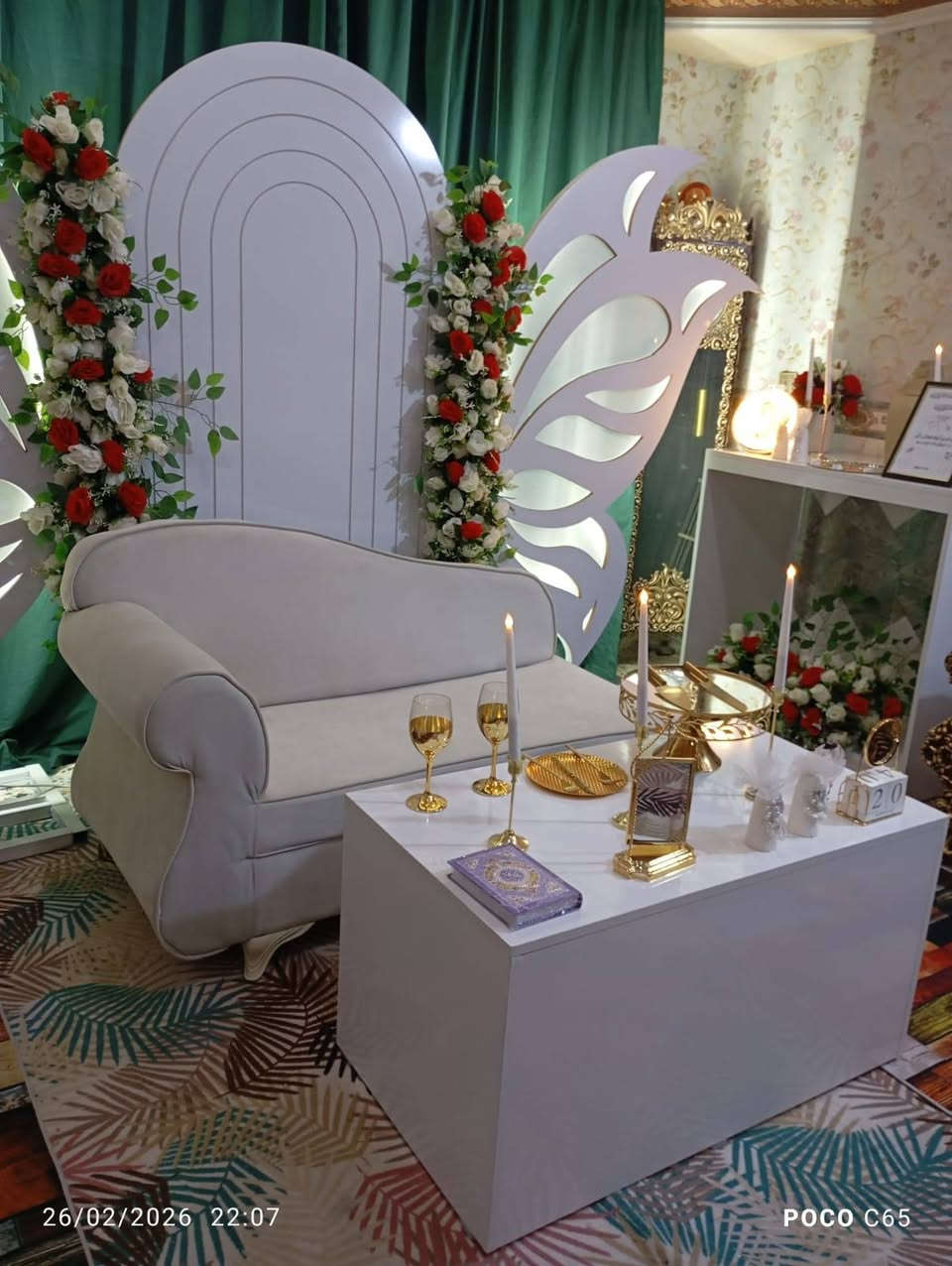 🎊 عيدكم فرح.. وعرسكم أجمل مع لمّة فرح 🎊  
مو بس كوشة.. هي لحظة عمر تنحفر بالذاكرة ✨  
كلشي جاهز كلشي مرتب وكلشي يلمع فرح 💕  
🚚 خدمة كاملة من التوصيل للنصب وإعادة الكوشة بعد المناسبة  
🎁 هدية خاصة للعرسان بمناسبة العيد من لمّة فرح.  
📞 للحجز والاتصال: ***********  
💬 واتساب متوفر لتثبيت الحجز. 
 المفاجأة بانتظاركم عند الاتصال.. لا تفوتوا الفرصة 🌸  
لمةفرح #عيدكمفرح #كوشةالعمر #كوشاتالمحاويل
