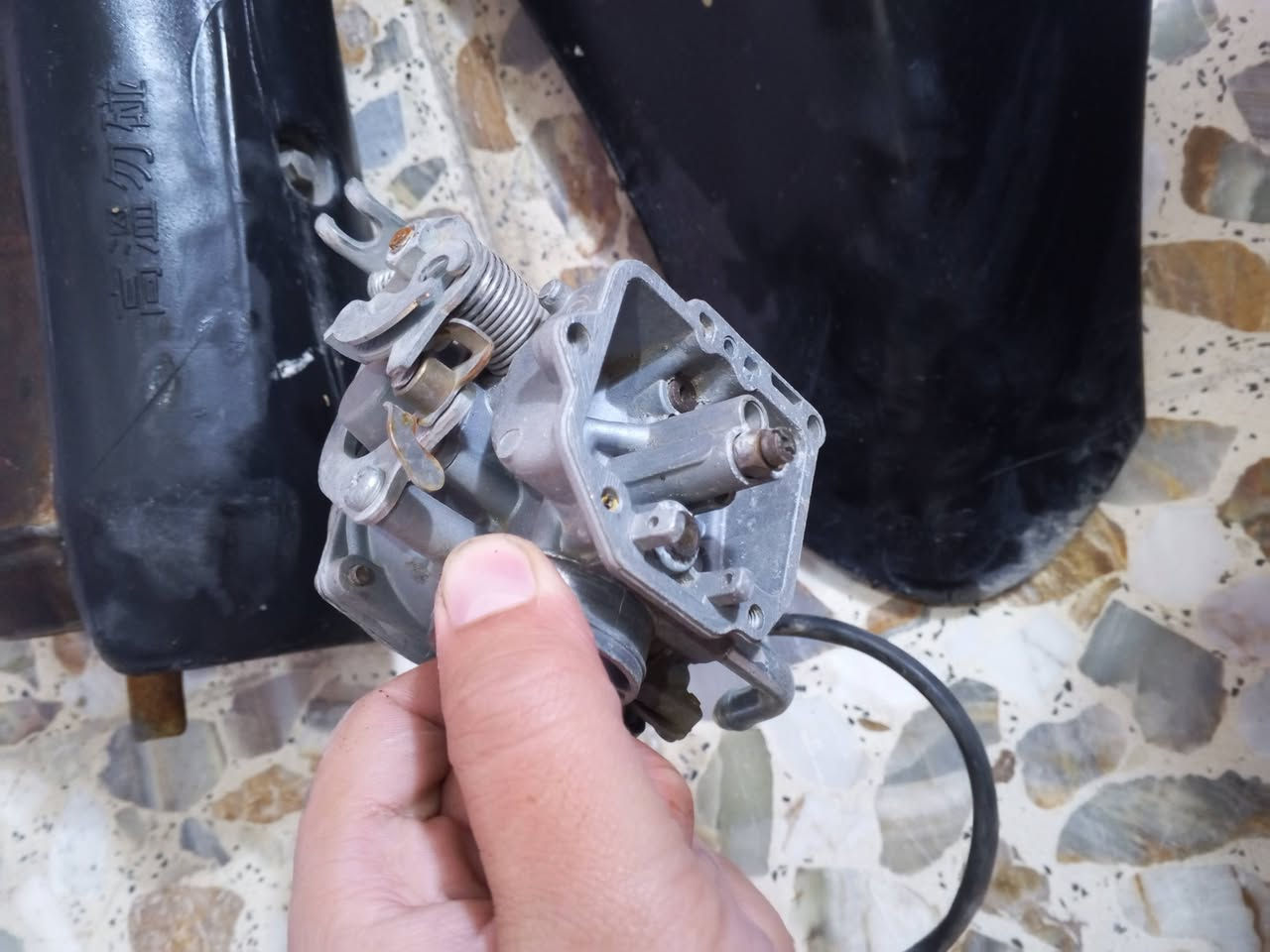 سلام عليكم صالنصه ماكس كاتم 
كابريتر ثنين بلاديات واحد مابي قبق والثاني كامل يرادلهن بس تنضيف ___ الكابريتر الواحد عله 10 والكفر ب5 والصالنصه ب20 مكاني حي اور ***********
