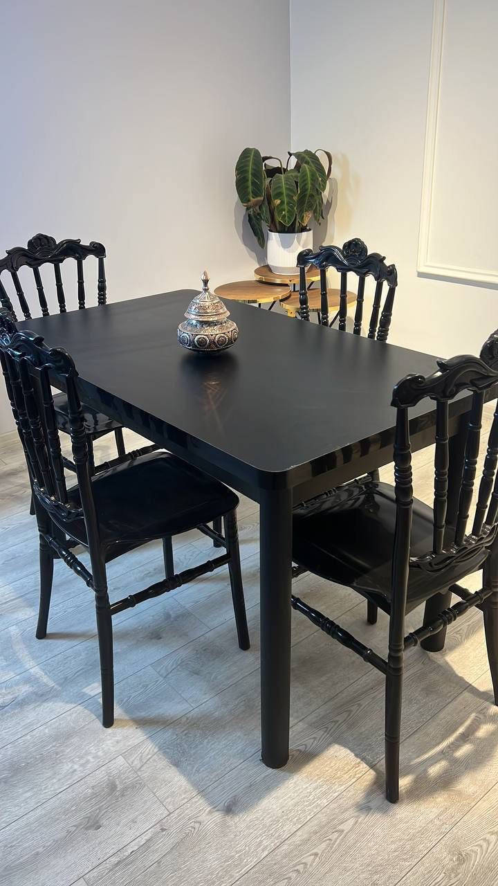 #سارع_بالحجز_ #الجميع
ميز طعام ٤ كرسي 

للحجز والاستفسار مراسله الصفحة او الاتصال بالرقم***********
