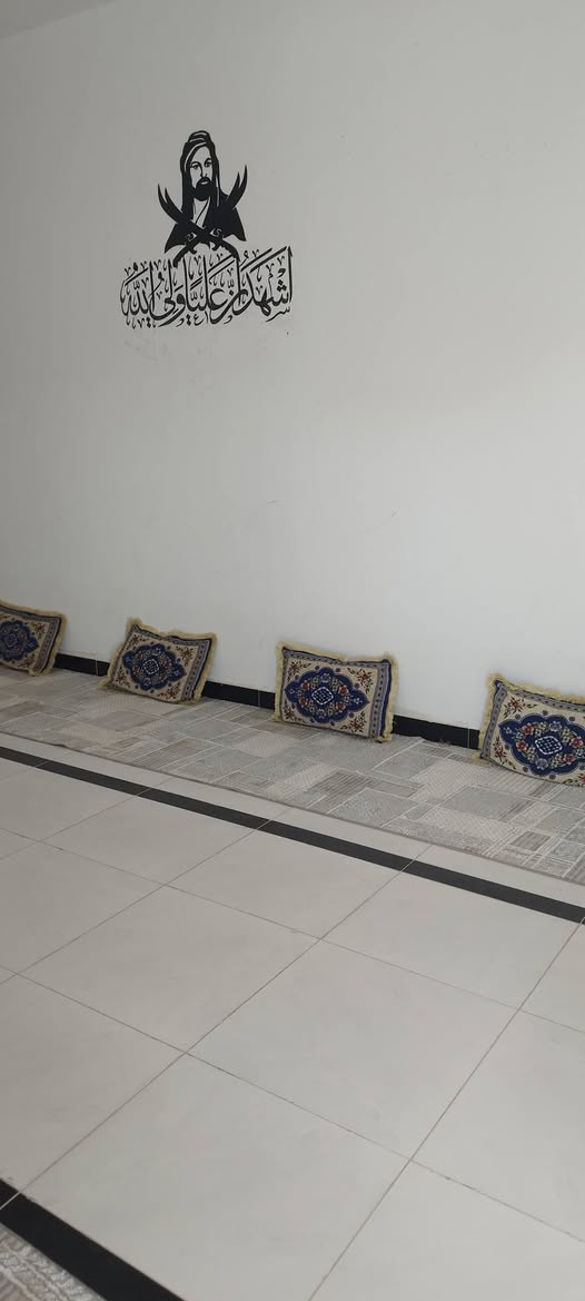 السلام عليكم دار للبيع طابو مساحه 270 ركن يحتوي البيت ثلاث غرف صحيات داخليات المطبخ حار بارد استقبال زائد كراج للاس مكان شويلي قرب مدارس صينيه على شارع 20 الاستفسار اتصال على هذا الرقم ***********
