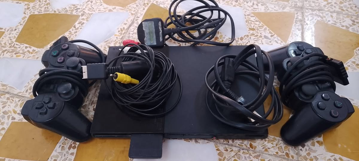 السلام عليكم ورحمه الله وبركاته
سوني 2 للبيع مع ملحقاته دكمة الشغيل عاطله 
اليدات ينرادلهن تصليح أبيعك فحم السعر 15 الف 
مكاني ايسر حي السماح ***********
