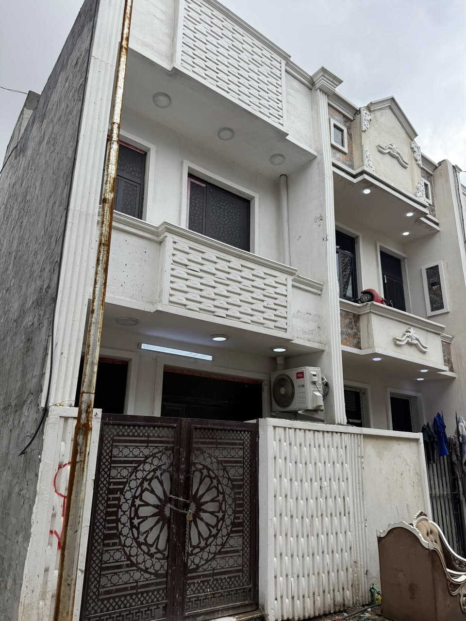 بيت ٥٠ م في منطقه الدوانم بيت طابو زراعي اقرار او وكاله بيت جديد بشارع جيد جداً وهذا فديو للشارع اليوم في المطر بيت غرفتين نوم طابق ثاني هول + مطبخ خريطه جيده جداً سعر البيت ٤٧ مليون وقابل للتفاوض للاستفسار والطلب الاتصال على ***********
