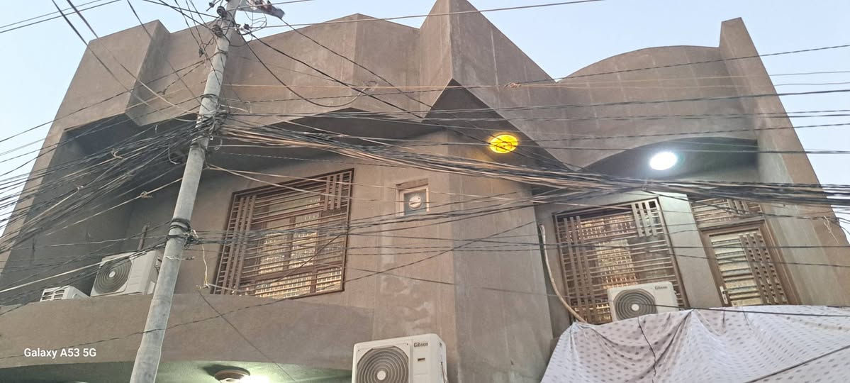 بيت للبيع مساحه ٢٠٠ م طابو صرف بناء جديد طابقين طابوك صب مسلح يحتوي على استقبال كبير وصاله عدد ٢ و٥ غرف نوم ومطبخ وصحيات عنوان كربلاء حي العامل اليرموك الأولى    قرب مركز الصحي أي استفسار اتصل *********** نستقبل جميع العروض في انحاء كربلاء  سعره ٣٢٠بي مجال
