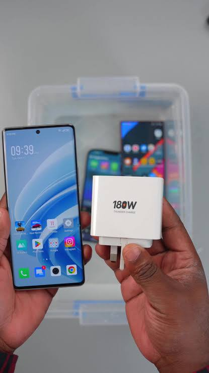 السلام عليكم  انفنكس زيرو الترا 

ذاكره 256 

سرعة شحن صاروخيه 180 واط يعني #يشحن_من_الصفر_الى100٪ بــ 12 دقيقه. 

كاميرا 200 ميغا بكسل .

الجهاز معروف بقوته ومواصفاته من الفئه العاليه لانفنكس.

الجهاز غراضه كامله حتى #وصل_الشراء_والضمان_موجود 
للبيع او مراوس 
مكاني كربلاء *********** كربلاء, العراق
