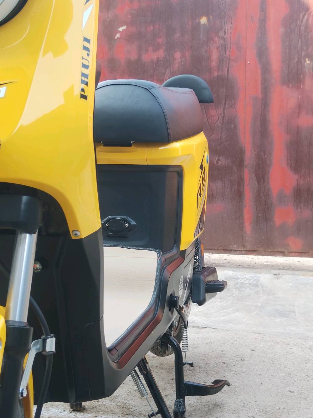 دراجة كهربائية صفراء اللون، موديل R9 من شركة Winlee، بحالة ممتازة. تتميز بتصميم عصري ومريح يناسب جميع الاستخدامات. الدراجة جاهزة للقيادة وتوفر قيادة سلسة واقتصادية في استهلاك الطاقة.