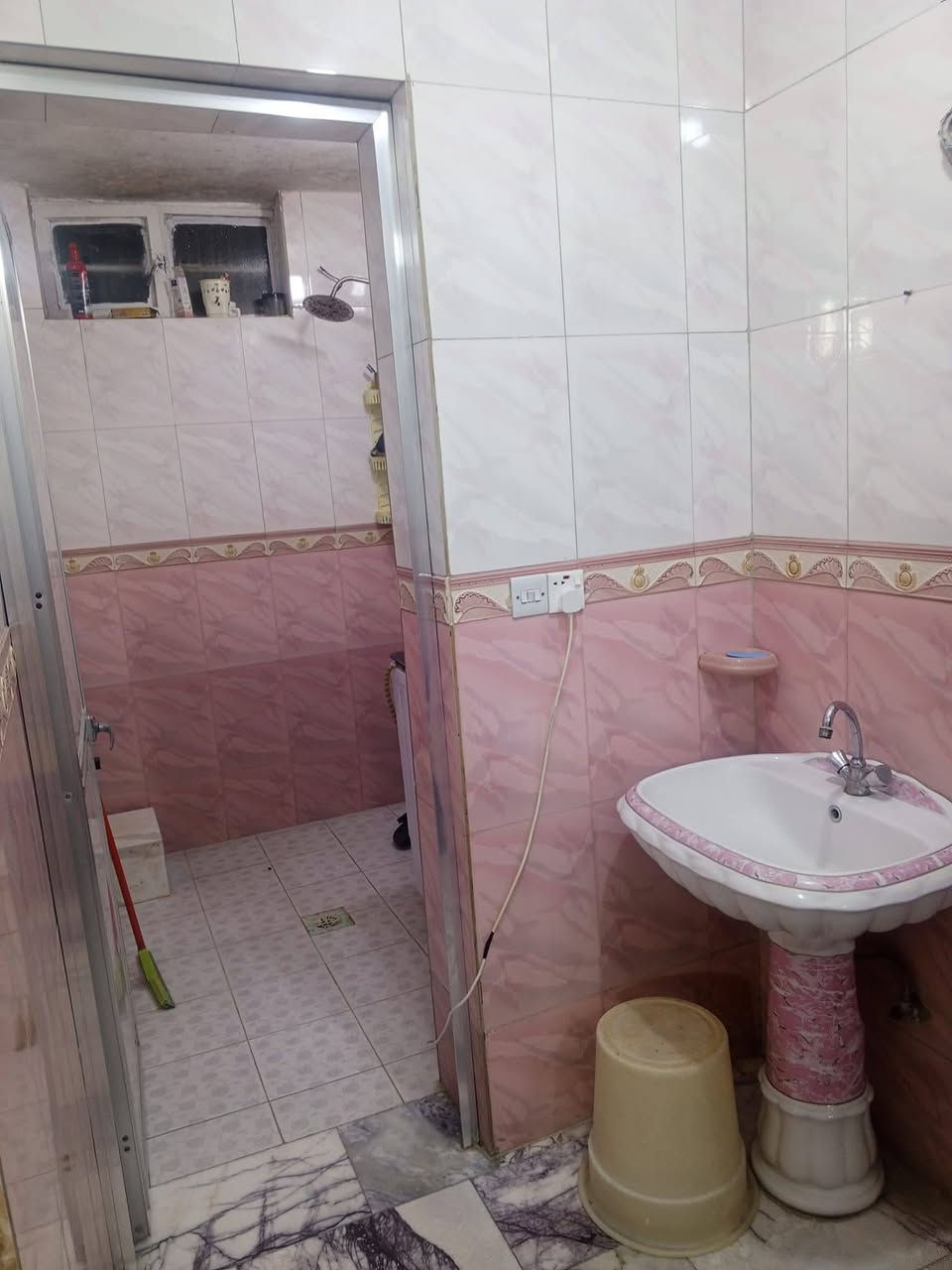 دار للبيع مساحه 150 الواجه6 النزال25
كراج واستقبال مطبخ وصاله وغرفه نوم وخدمات 
الطابق الثاني 3 غرف وخدمات مع بيتونه المشتل شارع الزيدي قرب افران الشمس شارع عريض تجاري
السعر 460 مليون
 الاستفسار اتصال على الرقم***********
