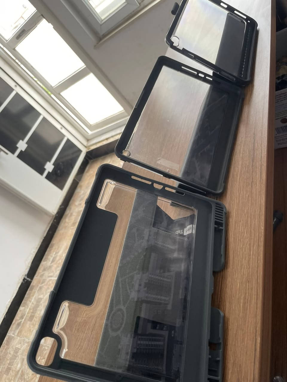 حافظات أبل أوتربوكس لأجهزة آيباد، متوفرة بثلاثة أنواع لأجهزة آيباد 7 و8 و9. سعر الحافظة الواحدة 4.50 يورو. لديّ ما بين 400 و500 حافظة مستعملة وجديدة.
Whatsap ***********
