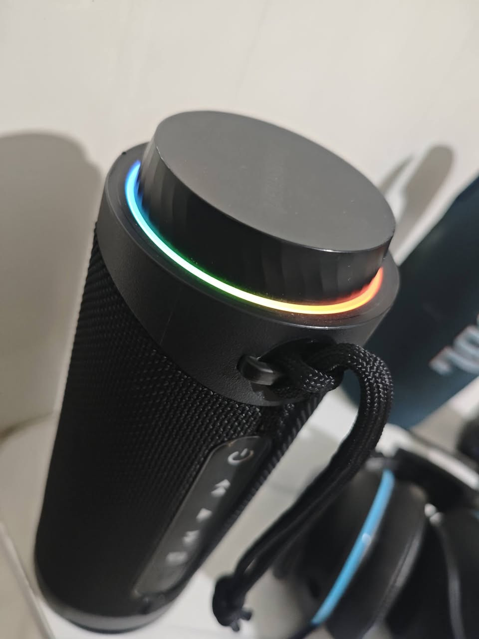قوة الصوت: 30 واط مع تقنية SoundPulse لتشغيل صوت قوي وعميق.
الأتصال: بلوتوث 5.3 بمدى يصل إلى 18 متراً.

البطارية: تشغيل حتى 12 ساعة عند إطفاء الإضاءة، ومدة شحن 3 ساعات.

المقاومة: معيار IPX7 لمقاومة الماء. [1, 2]

المميزات الإضافية

الإضاءة: إضاءة RGB تتفاعل مع إيقاع الموسيقى.

التحكم: عجلة علوية للتحكم بالصوت ودعم تخصيص الإعدادات عبر التطبيق.

الربط: إمكانية ربط سماعتين معاً لصوت ستيريو مضاعف (تقنية TWS)
  للتواصل ***********
