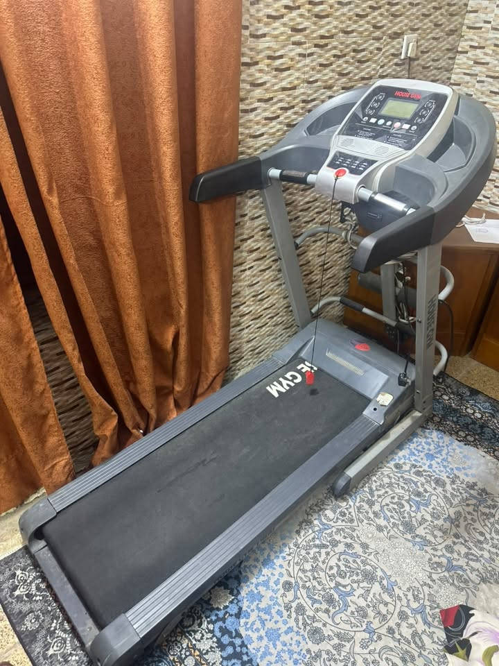 للبيع جهاز جري كهربائي HOUSE GYM + جهاز تنحيف رجاج
✅ جهاز الجري HOUSE GYM

* ماركة: HOUSE GYM

* شاشة LCD تعرض: السرعة، الوقت، المسافة، السعرات الحرارية.

* أزرار تحكم سريعة بالسرعة (3 - 6 - 9 - 8 - 10 - 12).

* أزرار زيادة وتقليل السرعة.

* برامج رياضية مدمجة.

* مفتاح أمان (Safety Key) للتوقف الفوري.

* مدخل MP3.

* مناسب للمشي والهرولة والجري داخل المنزل.

* الحالة: مستعمل ونظيف ويعمل بكفاءة.

✅ جهاز التنحيف الرجاج (Vibration Machine)

* يساعد على تنشيط العضلات وتحسين الدورة الدموية.

* مناسب للإحماء والاسترخاء بعد التمارين.

* مزود بحزام مساج للمساعدة على تدليك مناطق الجسم.

* سهل الاستخدام ومناسب للاستعمال المنزلي.

* الحالة: مستعمل ويعمل بشكل جيد.

ملاحظة : جهاز التنحيف الحزام بي قطع بسيط قابل للتبديل

📍الجهازان بحالة جيدة وجاهزان للاستخدام، والبيع بسبب عدم الاستخدام.

💰السعر : 350. وبي مجال قليل

📞 للاستفسار والمراسلة واتساب ***********

العنوان : بغداد - الشعب
