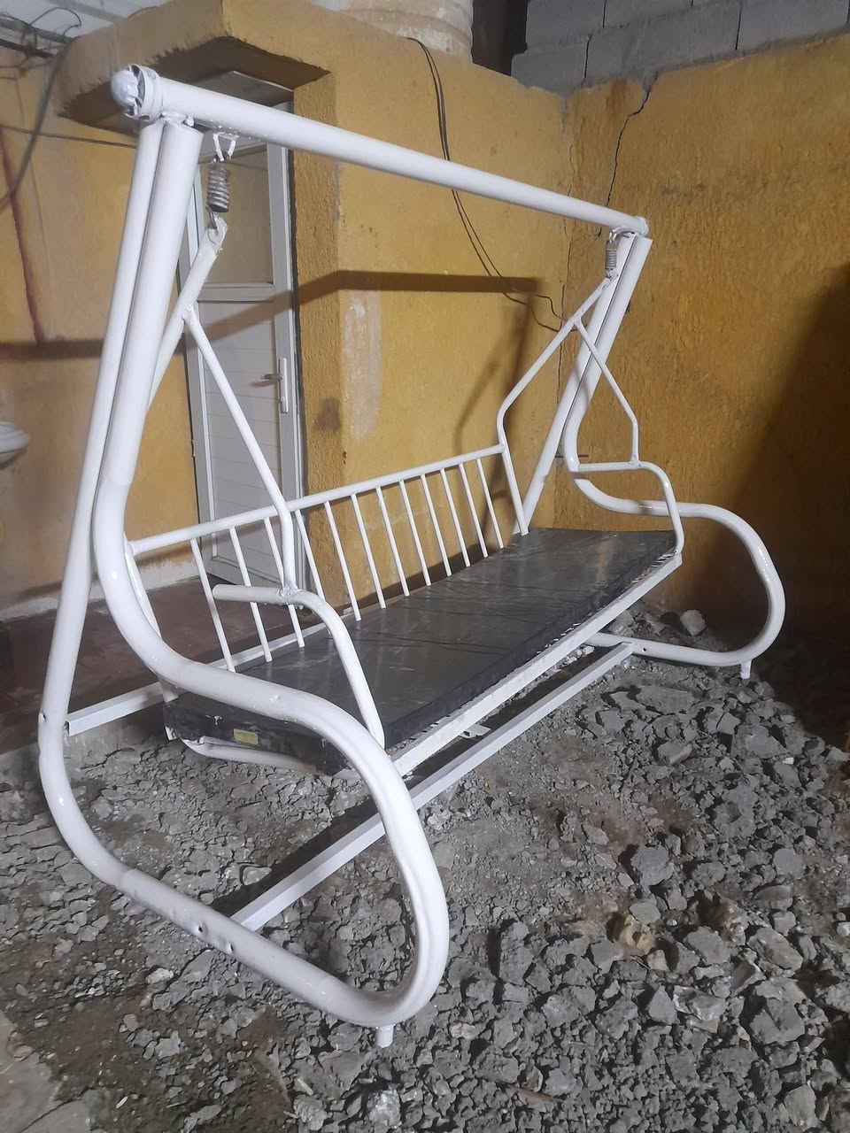 مرجوحة للبيع حديد ثقيل قياس مترين نضيفه وياهه دوشك جلد مكان بغداد ابوغريب الشهداء لسعر ١٧٥ بيهه مجال تصل على الرقم ***********بي واتساب
