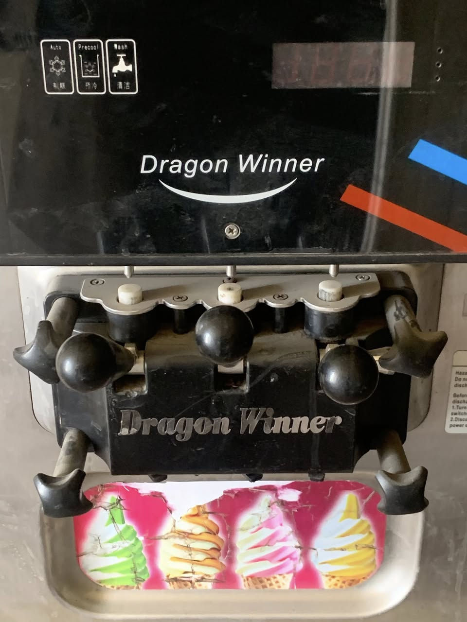 مكينه ايس كريم سوفت 
صينيه درجه أولى 
نظافة و شغل فول 
سعرها ١٠  أوراق 
بغداد سبع ابكار 
***********
