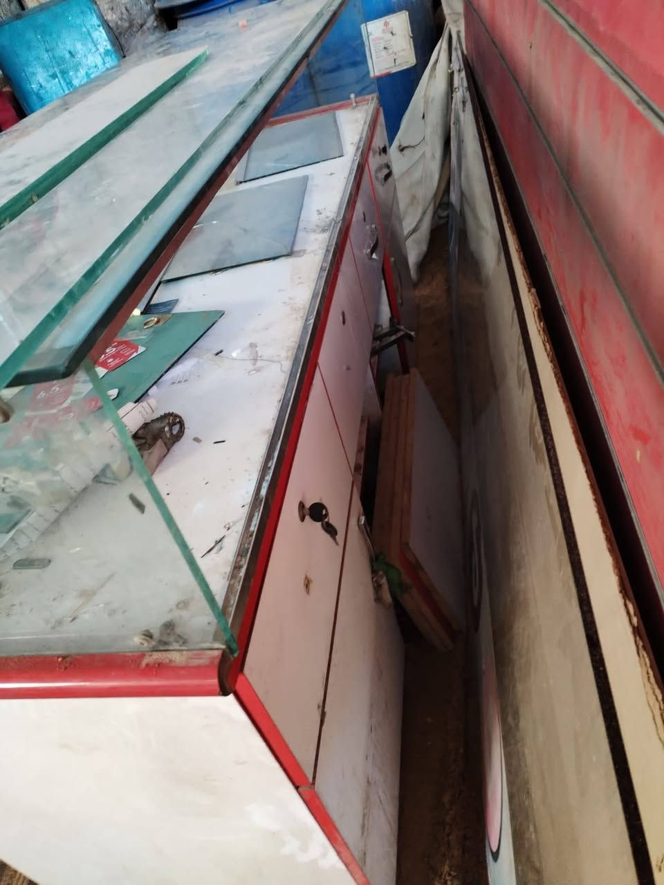 ميز تزكام امداف مترين شرط نضافة 100
ميز جام متر و20 
لوحات عرض عدد 3 
فاترينا كاملة انارة بيهة تخبل نضافة 100
مكاني النجف الكوفة حي ميسان
***********
