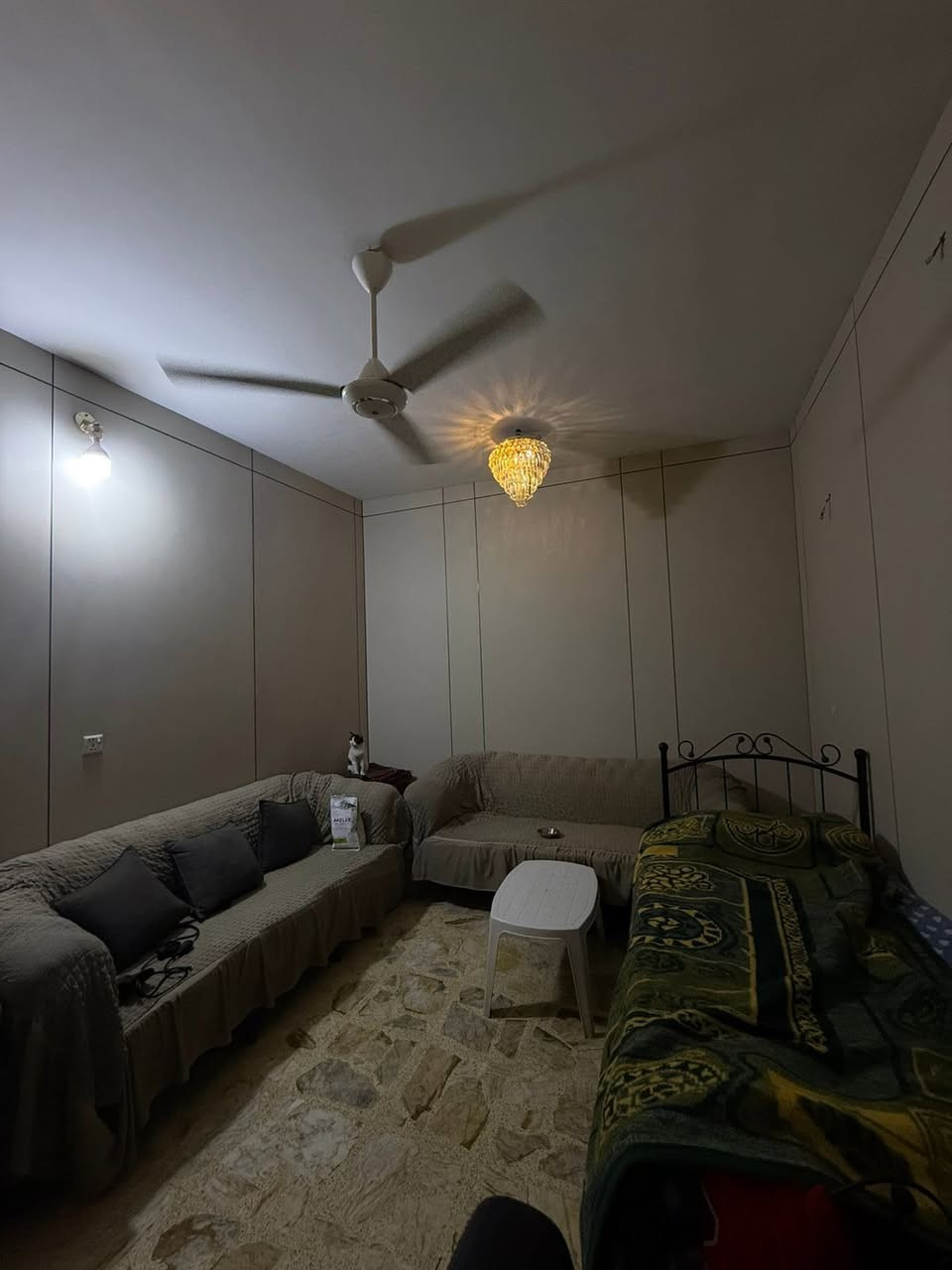 بيت 100 متر مربع ملك عقاري صرف
النزال 25 الواجهة 4

يتكون من

الطابق الاول يحتوي على كراج سيارة وصالة ومطبخ وترك وحمام وغرفة نوم

الطابق الثاني يحتوي على بلكونة وغرفتين نوم وحمام 

الطابق الثالث سطحين وبيتونه

ملاحظات عن مواد البناء 

المطبخ سيراميك اسبناني 

الحمام في الطابق الارضي يحتوي على قاطع زجاجي يفصله عن المرافق الغربي + الحائط سيراميك 

الحمام في الطابق الاول يحتوي مرافق غربي مع تاسيس كامل للغسالة + الحائط سيرامك 

الاستقبال مغلف بورق جدران ذات مظهر جميل 

الغرفة الاخيرة في الطابق الارضي مغلف ب شي بودر ذات مظهر جميل 

سنة البناء 2017

موقعة متميز جداً في شارع عرضة 40 متر وعرض الرصيف الواحد 5 امتار ويحتوي الشارع على جزرة وسطية لركن السيارات

المكان بغداد حي الشعب شارع ماركت الساعدي

قرب مدرسة عمر المختار

للتواصل واتس اب فايبر تليكرام او اتصال ع هذا الرقم

***********
