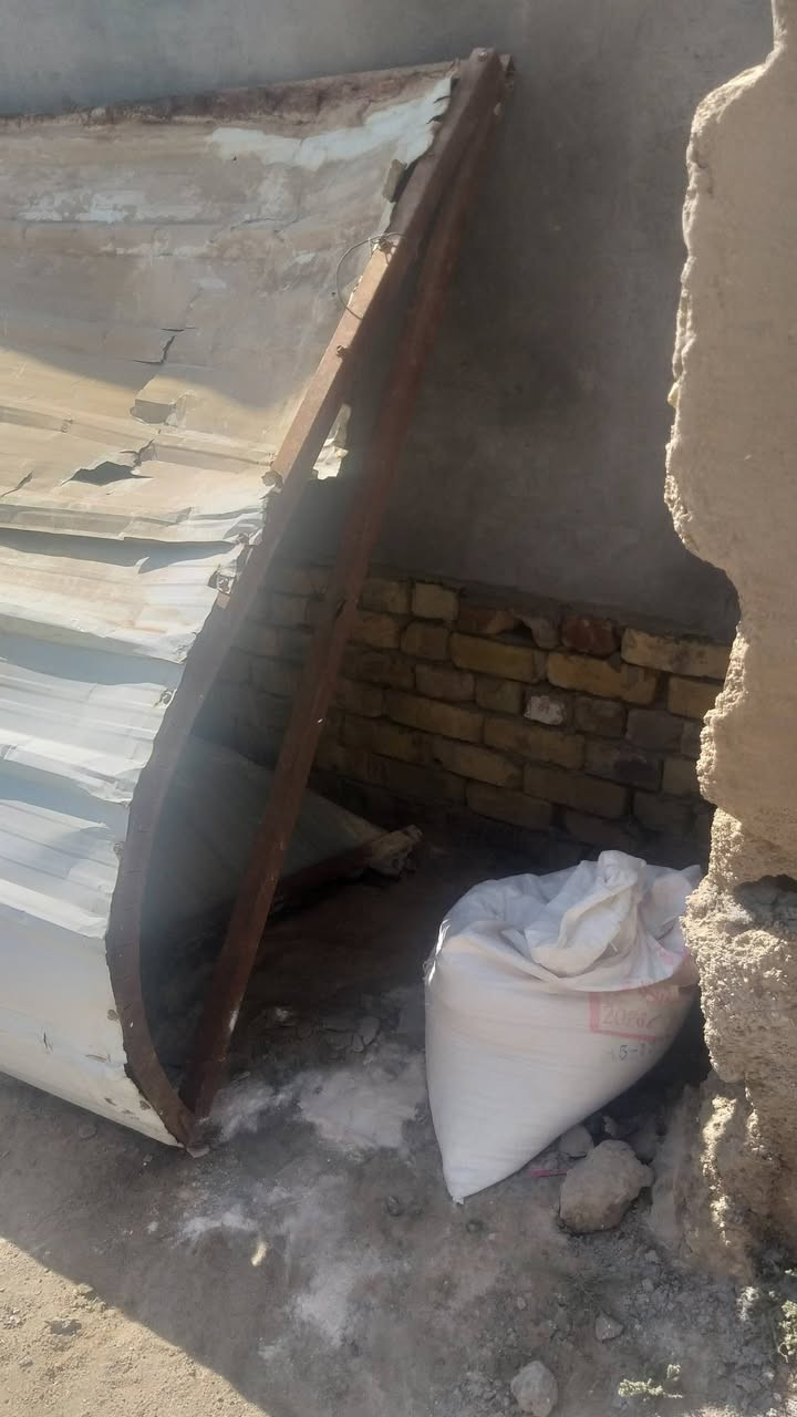 سقيفه مال محل للبيع الطول مترتين ونص والحروف مترتين سعرها ب سعرها ب 50 مكان الرفاعي***********
