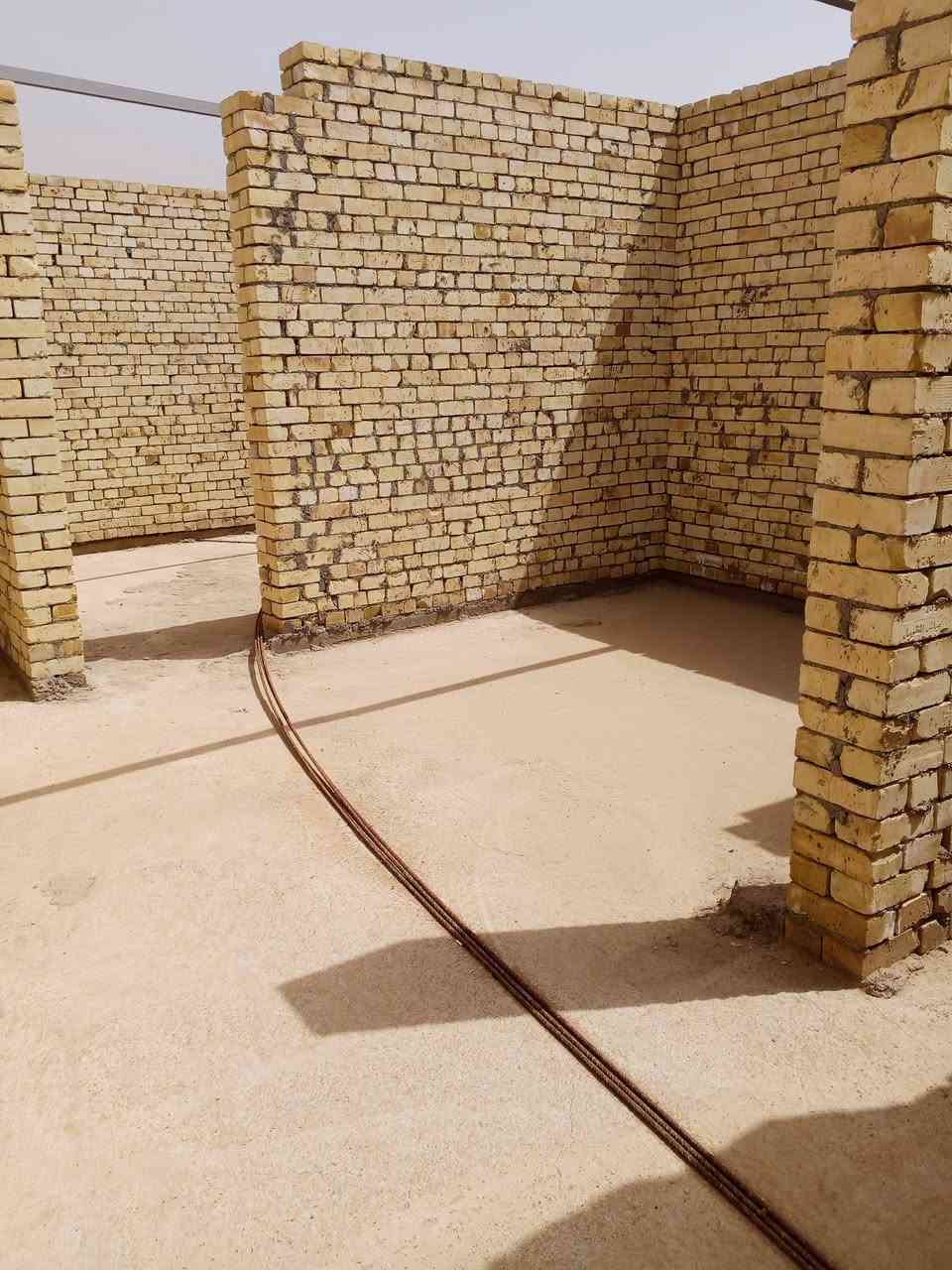 يوجد هيكل البيع قرب مركز عرب جبور المساحه 100 متر الواجه 6 نزال 17 سند 25 سعر 40 رقم الهاتف ***********
