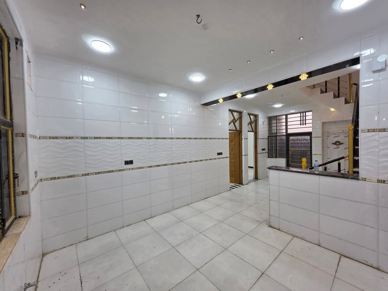 السلام عليكم
دار للبيع وجه على ساحه مربع مساحة ١٢٥م ركن كوت حي الحكيم شارع الوائلي البيت يحتوي على غرفتين نوم وصالة ومطبخ واستقبال البناء طابوق السعر ٦٠ وقابل للتفاوض ***********
