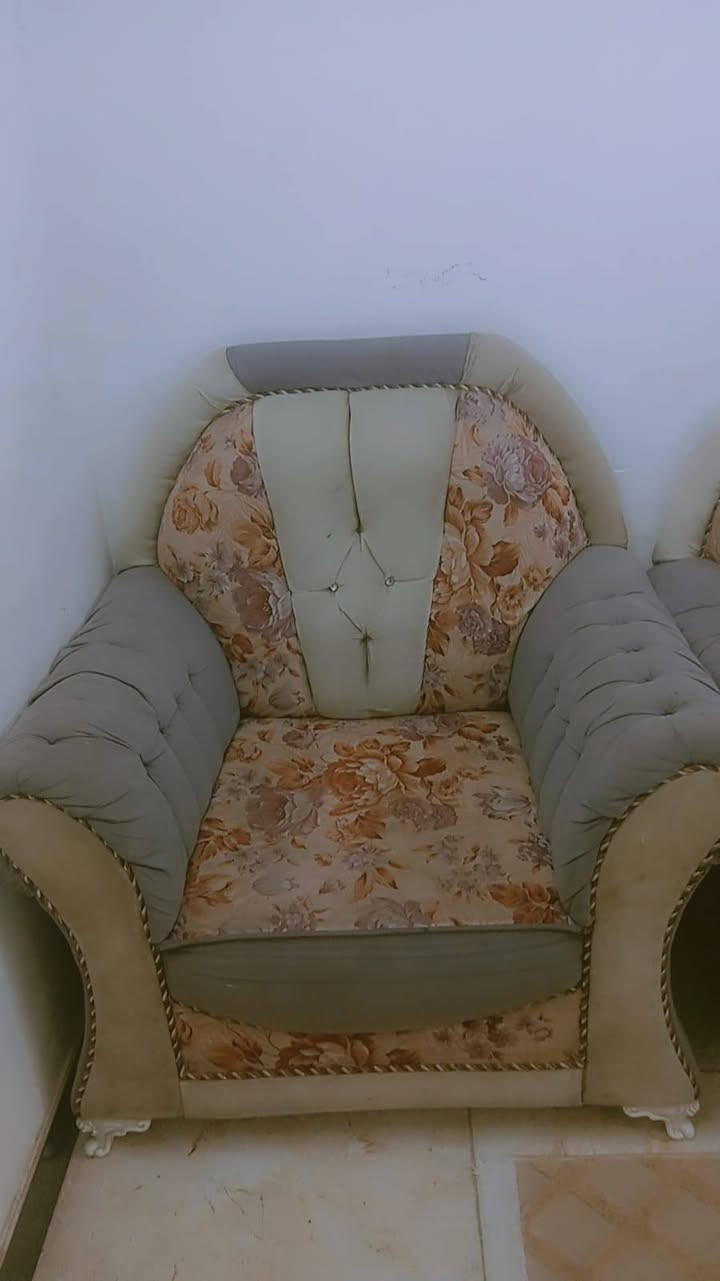 سلام عليكم نص تخم للبيع نضيف كرسي ٢ وقنفة ام ٢ وحدة سعر مناسب كلش مكانه الحرية استفسار خاص او ***********
