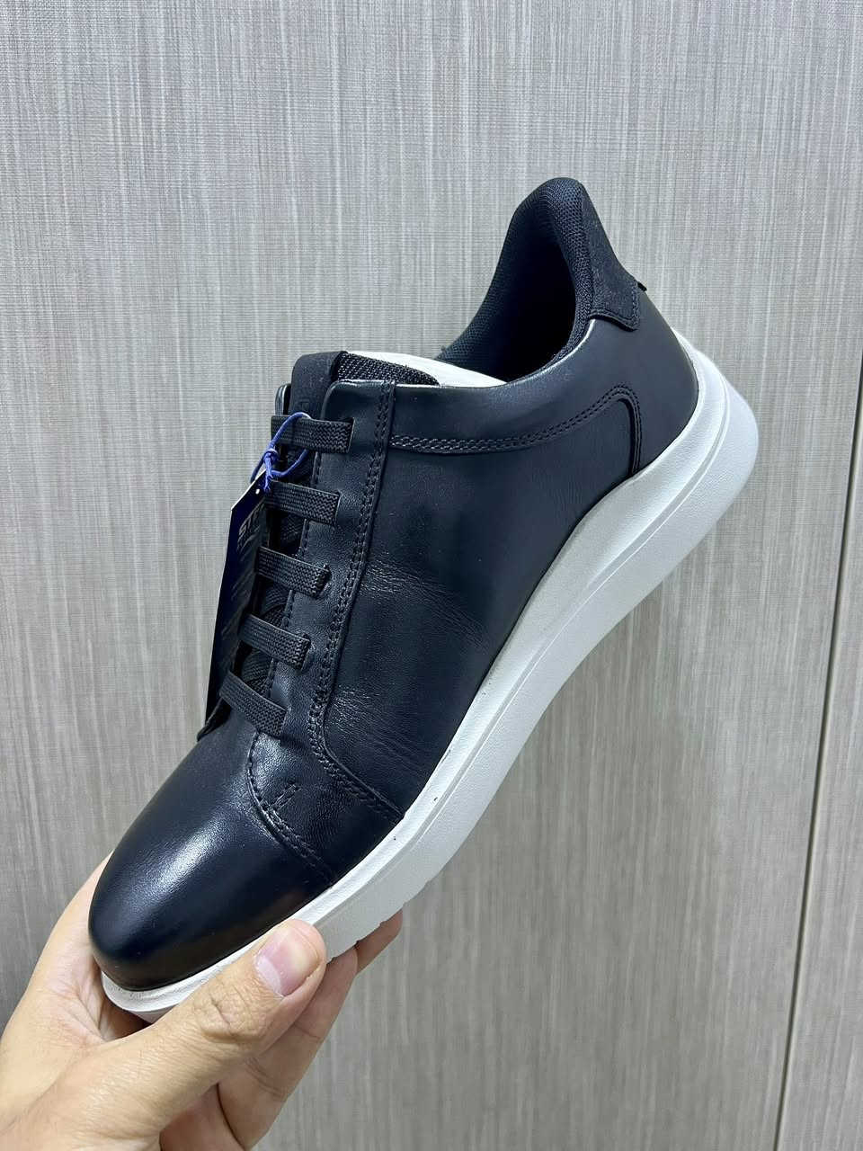 الحذاء مصنوع من جلد طبيعي 100% بلون اسود أنيق، مع تصميم عصري ونعل مريح جداً مناسب للمشي والاستخدام اليومي.

المواصفات:

 • الخامة: جلد طبيعي
 • اللون: لون اسود
 • المقاس:  43
 • مزوّد بتقنية STEP ACTIVATED

السعر 125 الف ، تواصل خاص
او واتس اب
***********
