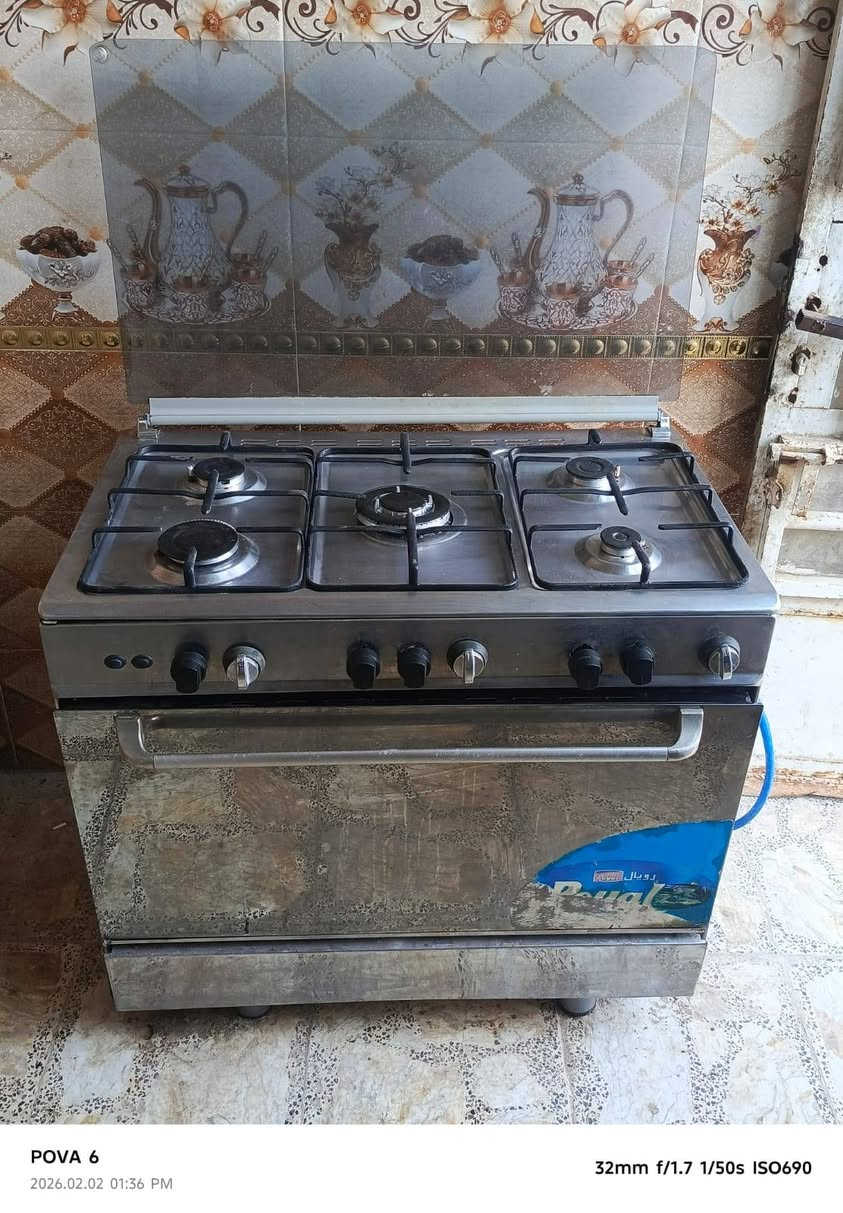 طباخ للبيع كله شغال عيونه وفرنه ناره زركه سعر ١٠٠قفل عنوان حي الشرطه الأكاديمية ***********
