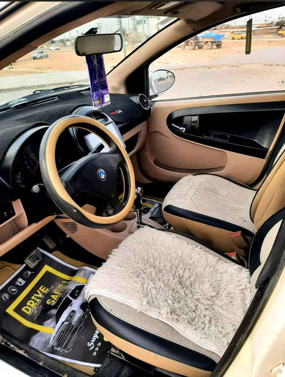 جيلي بأندا. Banda 
موديل  2012 
مكينه كير جدد
مكفوله عدى شبر. بارد
 ابيض اللون 
 حداديه جديده تخم تاير 
 معامله جاهزه نقل باسم المشتري  
فئه LC مواصفات
شاشه أندرويد 
كامره خلفيه
سنتر لوك ريمود 
كشافات لايت زينون 
4 جام كهرباء 
كهربائيات كله جاهزه 
السعر 43  سعر مناسب جدا. ما تلكى هيك سعر 

انا مستعجله ابيع لان دا  ادفع قسط. جامعه 
رقم زوجي *********** 
العنوان. النجف الاشرف 
المشتري يتصل او يبعث رساله رساله واتس
