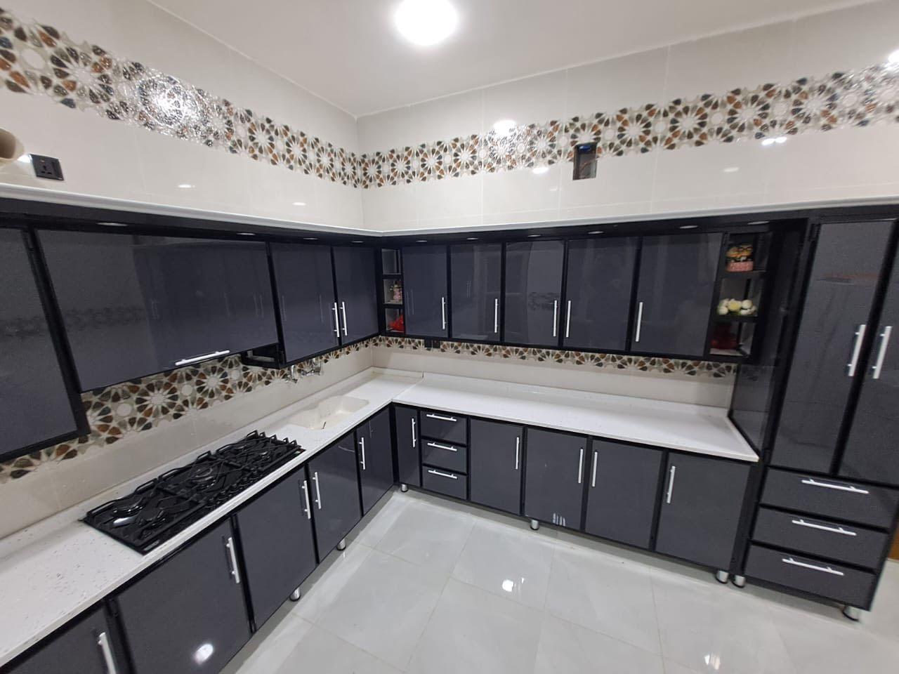 🍴✨ مطبخ ألمنيوم من أعمالنا ✨🍴
إن شاء الله ينال إعجابكم 🤍

🔹 مواصفات:
🇹🇷 خامات تركية عالية الجودة
🪵 محشّى بالخشب لثبات ومتانة أكثر
💧 دواخل فوم ضد الماء
🎯 التصميم والتنفيذ حسب طلب الزبون
سعر المتر الارضي ١٤٠
سعر المتر معلق ١٤٠ 
سعر المتر المرمر ٩٠ الف
سعر المتر الكوارتز١٢٥الف 
📞 للاستفسار والتواصل:
عبر الصفحة 📩 أو الاتصال على الرقم:
*********** 📱العنوان كوت دور العمال
