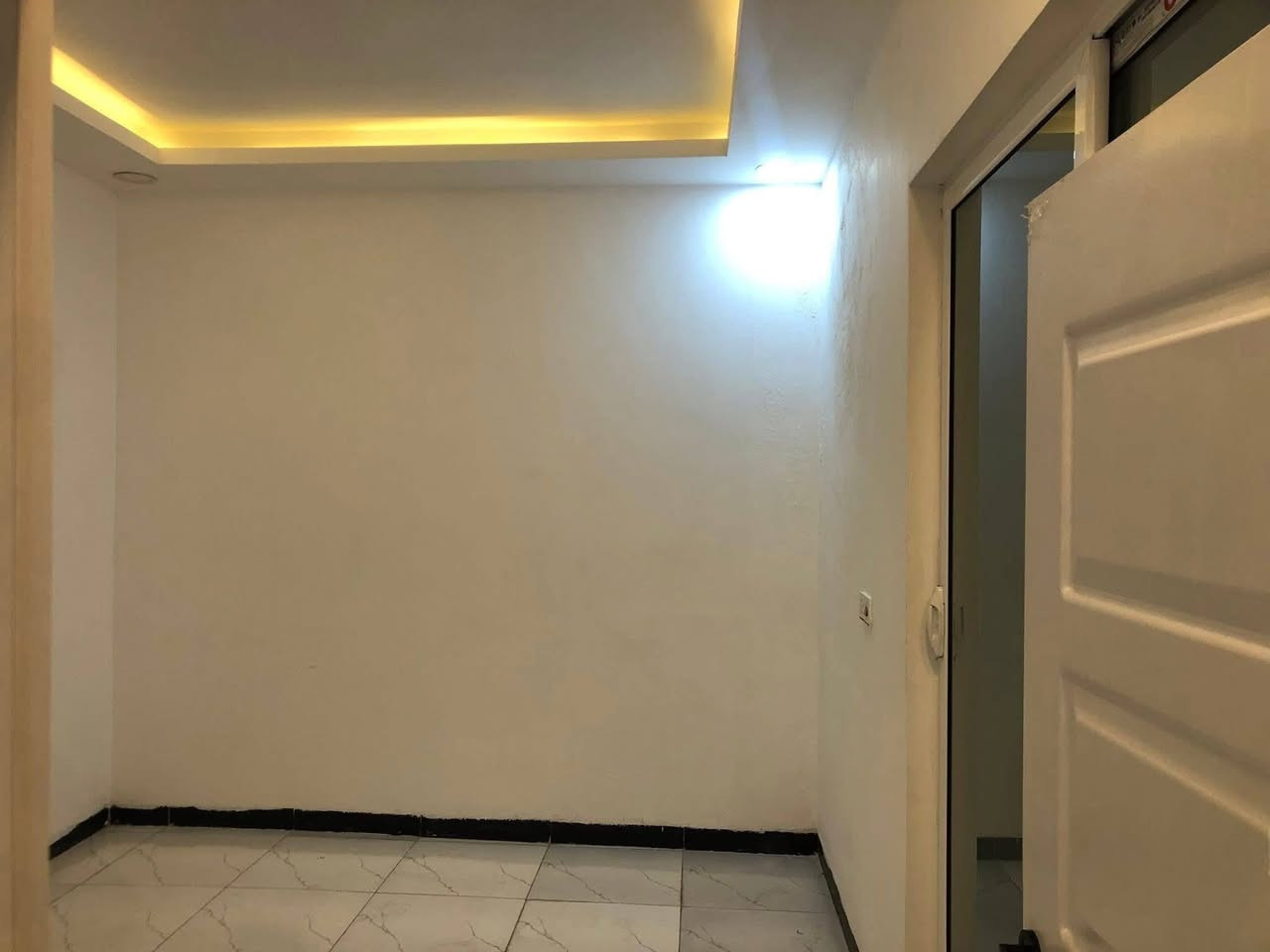 للايجار .......... دار في حي الكفاءات الثانية
سعر الايجار 600 قفل ( مطلوب عائلة صغيرة حسب طلب صاحب البيت ) 
الموقع : حي الكفاءات الثانية
المساحة :100 متر 
التفاصيل : صالة ومطبخ  وغرفة ومشتملات بالطابق الاول 
الطابق الثاني : غرفتين ومشتملات وهول 
للاستفسار اكثر الاتصال 
 ***********   _____ ***********
او زيارة مكتبنا في حي الكندي الاولى نهاية سايدين الكندي
