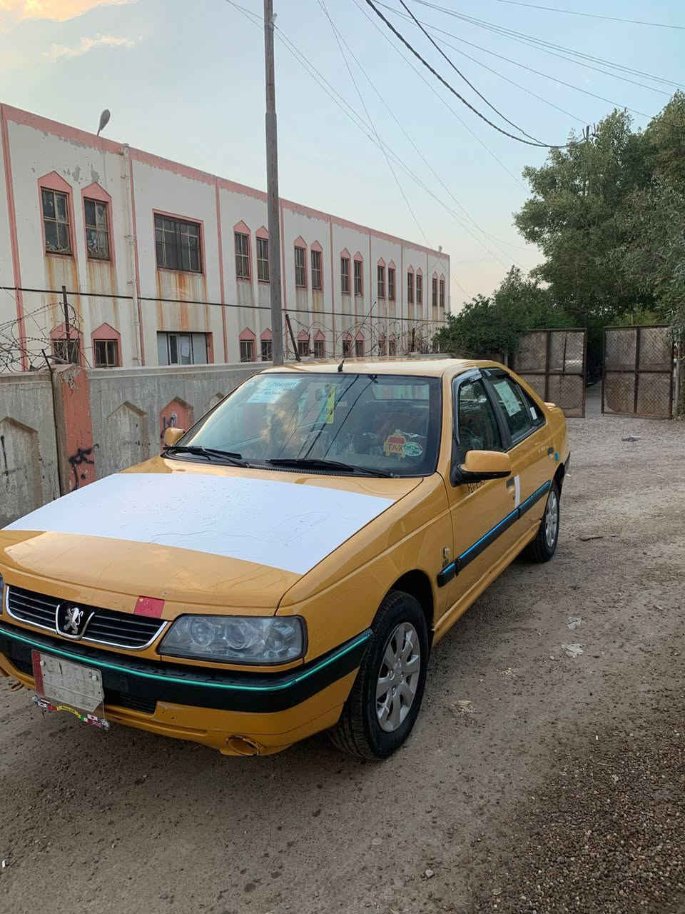 سلام عليكم بيجو الميس 2015 سياره ما بيه لاضربه ولا تبديل عدا صبغ جاملغ فقط بدون دواخل أثر طخه صغيره سياره نضيفه باقي كفاله كير ومحرك مكفولات غرفته حلوه كهربائيات كله شغاله تبريد ثلج تخم تايرات جديد رقام نكليزي باقي بس عل استلام رقم بغداد سنويه جديده هيه غرمات مصفره مكان شهداء البياع *********** السعر 39وبيه مجال بسيط
