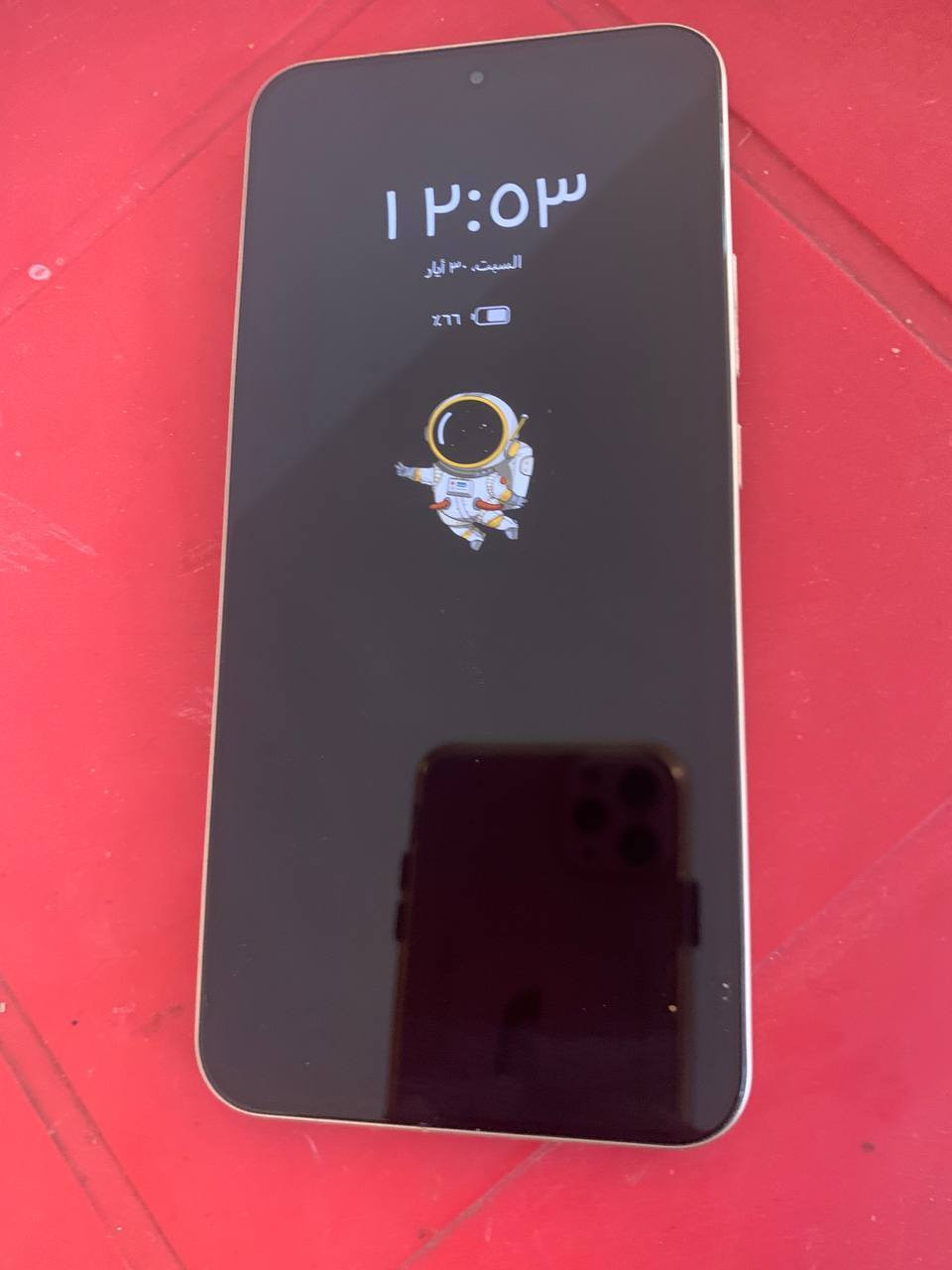 📱 للبيع: Honor X9d (مستعمل بحالة ممتازة) 📱
متوفر عندي هاتف Honor X9d الذهبي المميز للبيع. الجهاز غني عن التعريف بمواصفاته القوية وبطاريته الأسطورية.
✨ أهم مواصفات ومميزات الجهاز:
البطارية (الأقوى في فئته): بطارية ضخمة جداً بسعة 8300 مللي أمبير تدوم معك يومين أو ثلاثة من الاستخدام المتواصل دون الحاجة للشحن!
الكاميرا: كاميرا خلفية بدقة 108 ميجابكسل (Matrix AI Vision Camera) تدعم المثبت البصري OIS للقطات وتصوير فائق الوضوح.
الشاشة: شاشة AMOLED انسيابية ومنحنية، تدعم ألواناً رائعة ومقاومة عالية جداً للصدمات والكسر.
الأداء والذاكرة: مساحة تخزين 256 جيجابايت مع رام 12 جيجا (قابلة للزيادة كرامات افتراضية)، سريع جداً بالألعاب والتصفح اليومي.
⚙️ حالة الجهاز الملحقات:
النظافة: الجهاز نظيف جداً وأخو الجديد [ نظيف 100%].
الملحقات: متوفر مع [العلبة  / الشاحن السريع الأصلي / بدون ملحقات - فقط الشاحن موجود عندي]. استعمال شهر واحد السعر 450الف و قابل للتفاوض للمهتم ***********
