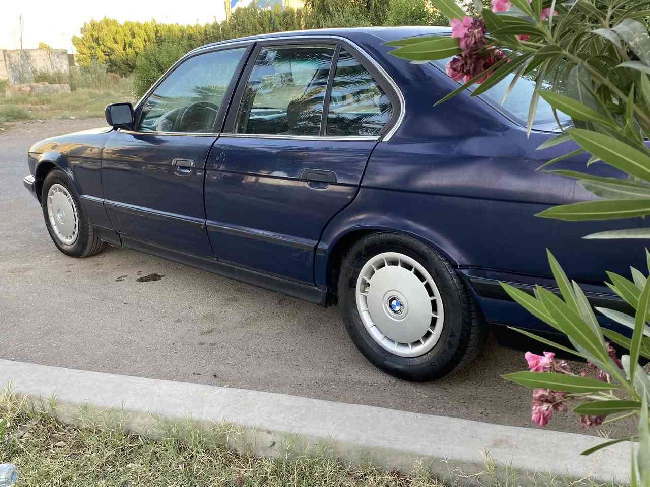 520 مسكر موديل 1991 
داخل مخمل جام كهرباء 
تبريد ثلاجه حقيقي 
السياره جديده بدون خياس ولاظربه 
مخرنه فتره طويله يعني ثاني مالك الها بلعراق
صدر امامي خلفي طوبه جديد
رقم بغداد بسمي تحويل مباشر 
السعر 53 وبيها مجال بسيط 
مكاني بغداد 
***********
