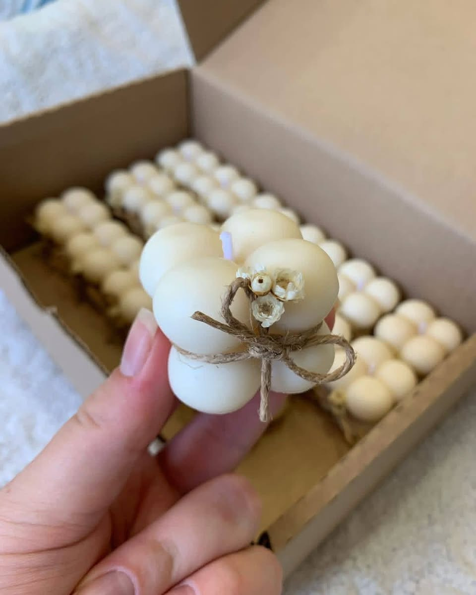 شموع لينار  🌟💫

 شموع معطرة على شكل وردة 💐🌸🌹

 بتفاصيل ناعمة ولمسة أنيقة🤗

 بتضيف جو دافئ وجميل لأي مكان💫 

🎁 مناسبة للتوزيعات – الهدايا – العزائم – الشركات
الشكل واللون والرائحة من اختياركم 

كل قطعة تنعمل بحب لحتى تكون مميزة وفريدة مثلكم🤗

  

 🚚 🚚التوصيل متوفر 

📩 استقبل استفساراتكم وطلباتكم على رسائل الصفحة 

#شموع
#توزيعات
#هدايا
#ديكور
#شموع_لينار
#فواحات


**إذا كنت صاحب هذا الإعلان وتريد حذفه لأي سبب، رجاءا أرسل رسالة إلى الدعم الفني**