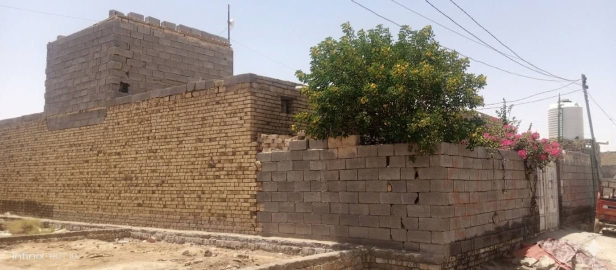 🏠 دار ركن مميز للبيع
​الموقع:
قرب حسينية أمير علي (عليه السلام) - يقع الدار على طريق المشاية.

​💬 عن الجيران: "الجار قبل الدار" كما قال نبينا محمد (صلى الله عليه وآله وسلم).. والمنطقة تتميز بجيران طيبين و"ونعم الجيران".

​📐 المساحة والأبعاد
​المساحة الكلية: 250 متر مربع.
​نوع العقار: ركن.
​الواجهة (العرض): 12 متر.
​النزال: 20 متر.

​🚪 تفاصيل وتصميم الدار
​يحتوي البيت على التقسيمات التالية:
​ديوانية (مستقلة لاستقبال الضيوف).
​صالة داخلية واسعة.
​غرفتين نوم.
​مطبخ.
​منور (ترك) لتوفر إضاءة وتهوية ممتازة.
​مجموعتين صحيات (داخلية + خارجية).
​💡 (الهاتف ‏‪***********‬‏/السند موجود)،
