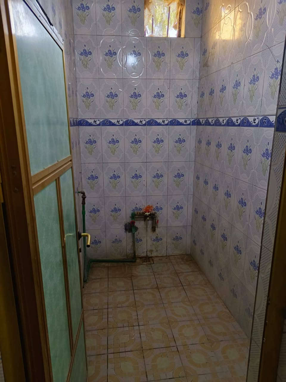 السلام عليكم بيت للأيجار في البصره قضاء الصادق بني منصور مزرعه قرب حسينيه السيد جاسم يتكون البيت من ثلاث غرف ومطبخ وديوانيه وهول وصحيات داخليه وخارجيه مساحة البيت 120متر  الايجار 175 الف شهريا للتواصل الاتصال على الرقم التالي : ***********
