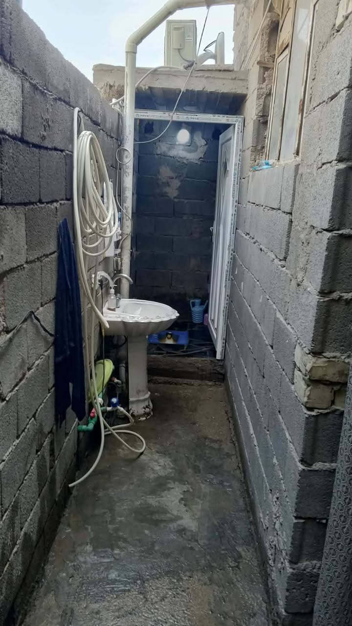 بيت مسلح تجاوز للبيع المساحه 80متر كهرباء ومي ومجاري وإنترنت كامل العنوان العبيدي مجاور مدرسة سلسبيل ***********
